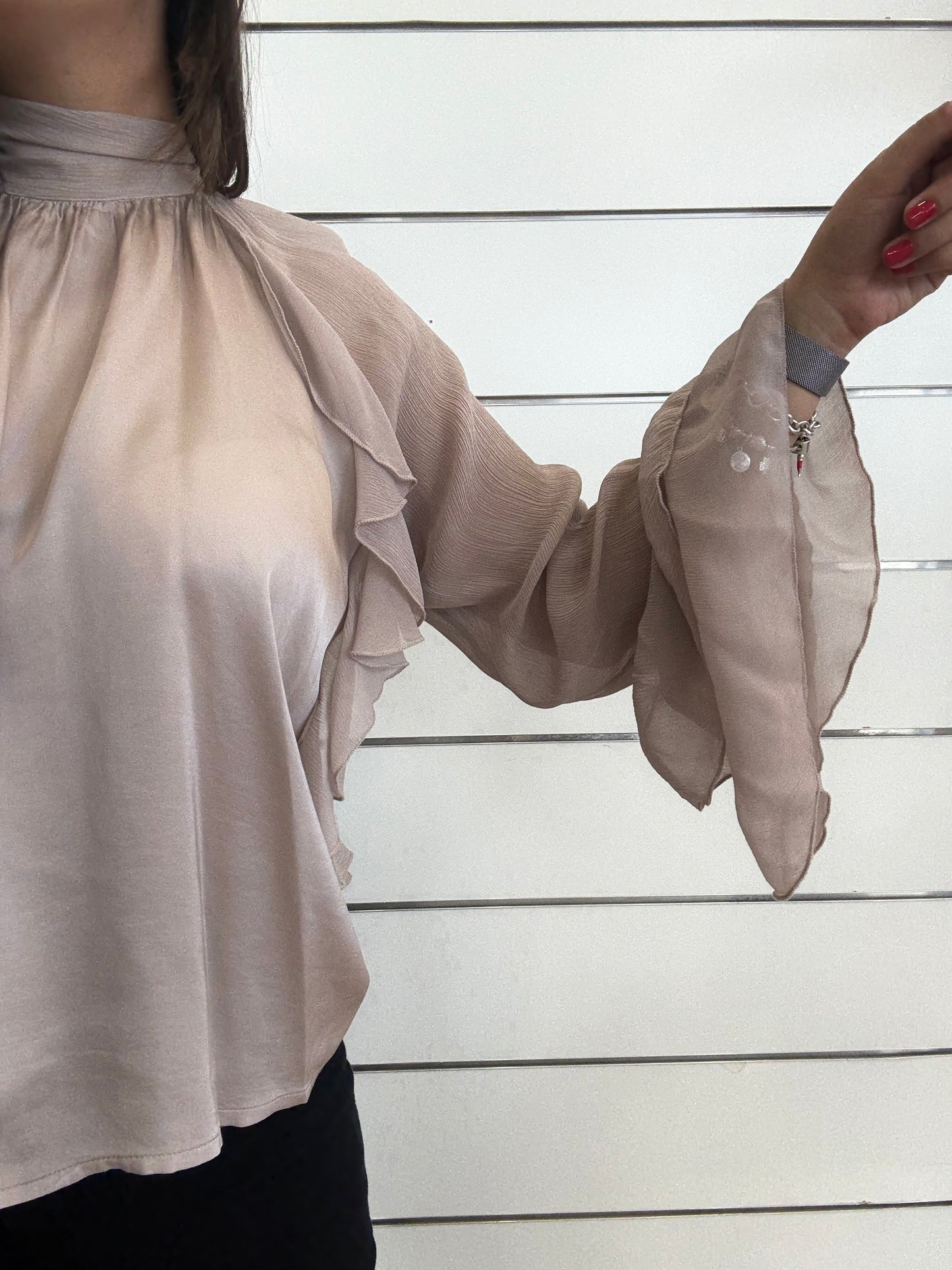 Camicia rosa con maniche trasparenti e volant con dettagli eleganti per un look raffinato