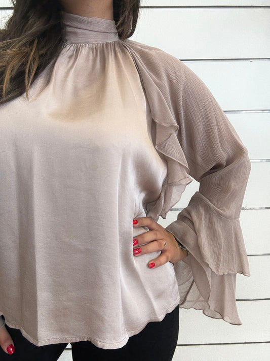 Camicia rosa con maniche trasparenti e volant, elegante e raffinata per ogni occasione