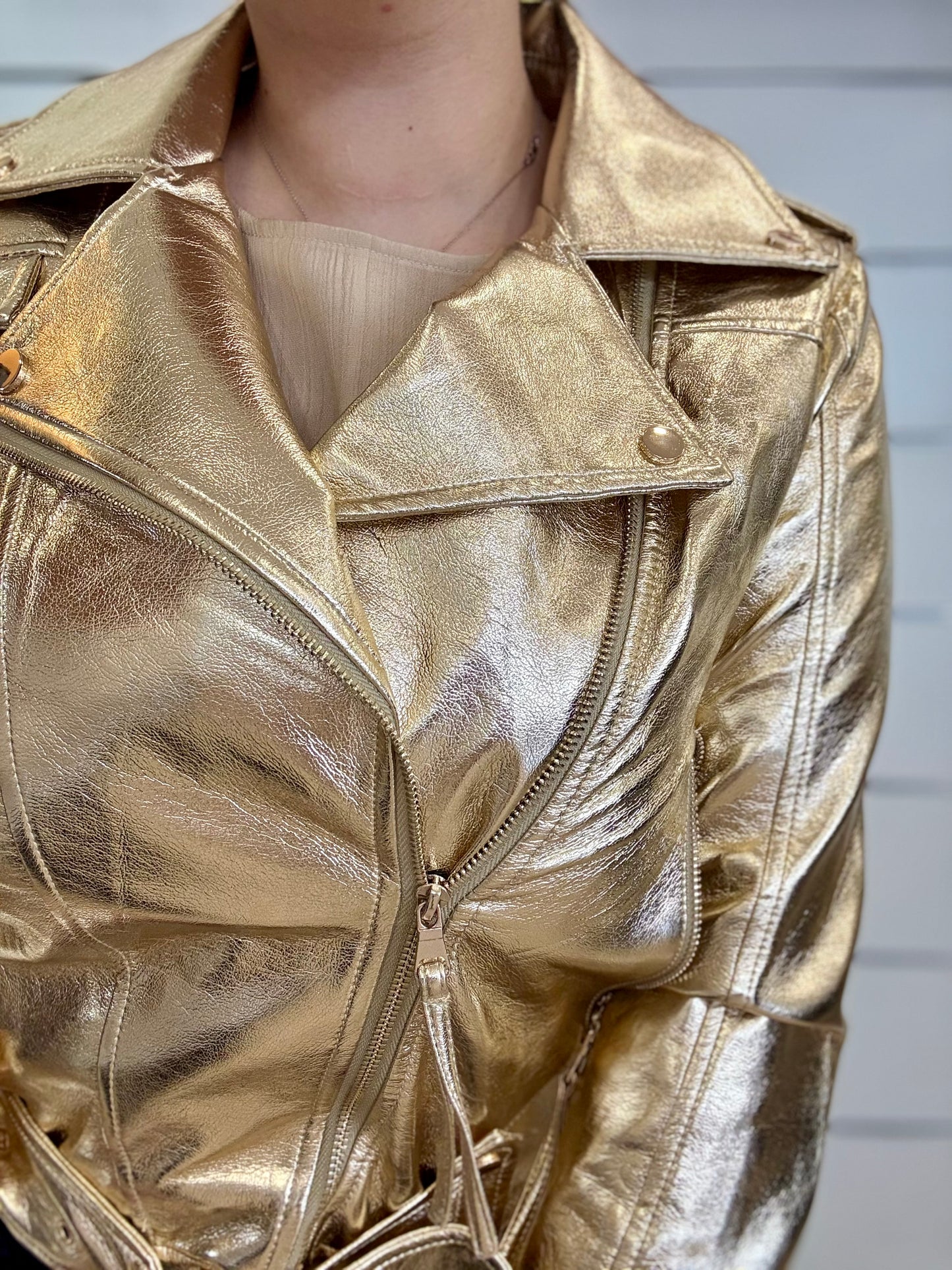 Chiodo in ecopelle oro di Molly Bracken con design alla moda e finitura lucida