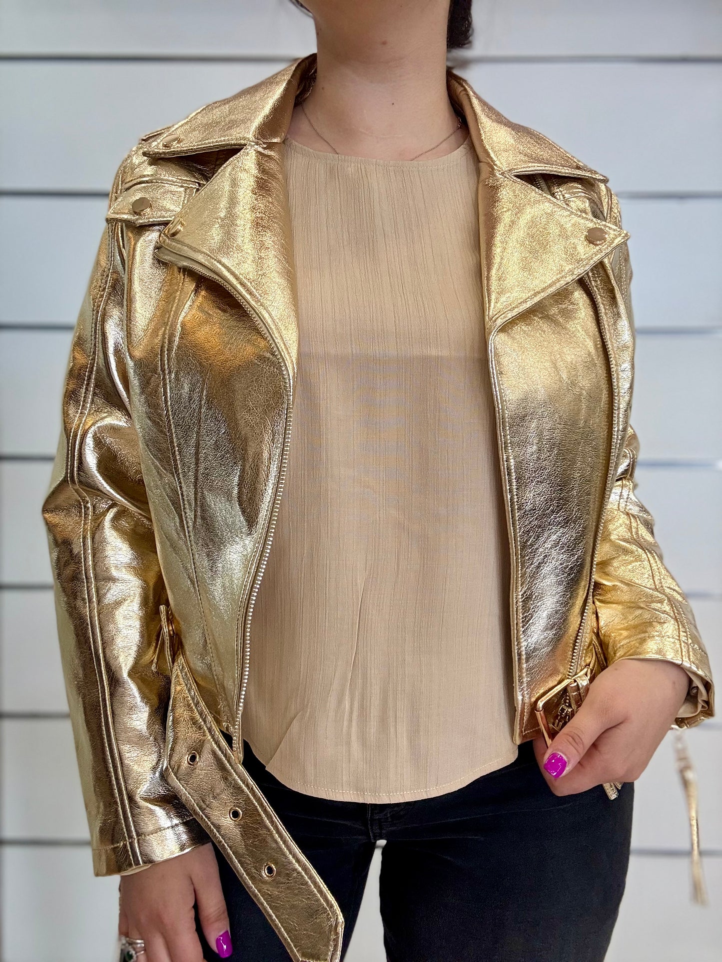 Chiodo in ecopelle oro di Molly Bracken con zip, indossato sopra una maglietta beige