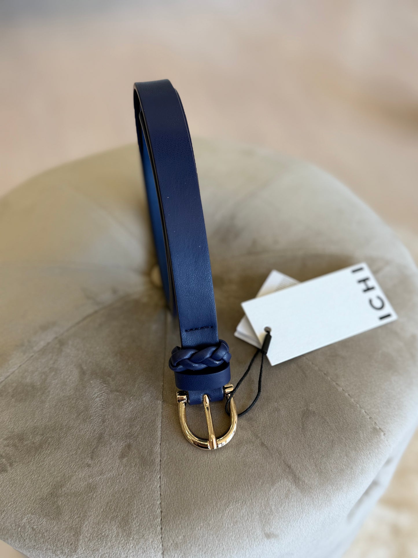 Cintura ecopelle blu hardware oro di ICHI con dettagli intrecciati e fibbia elegante