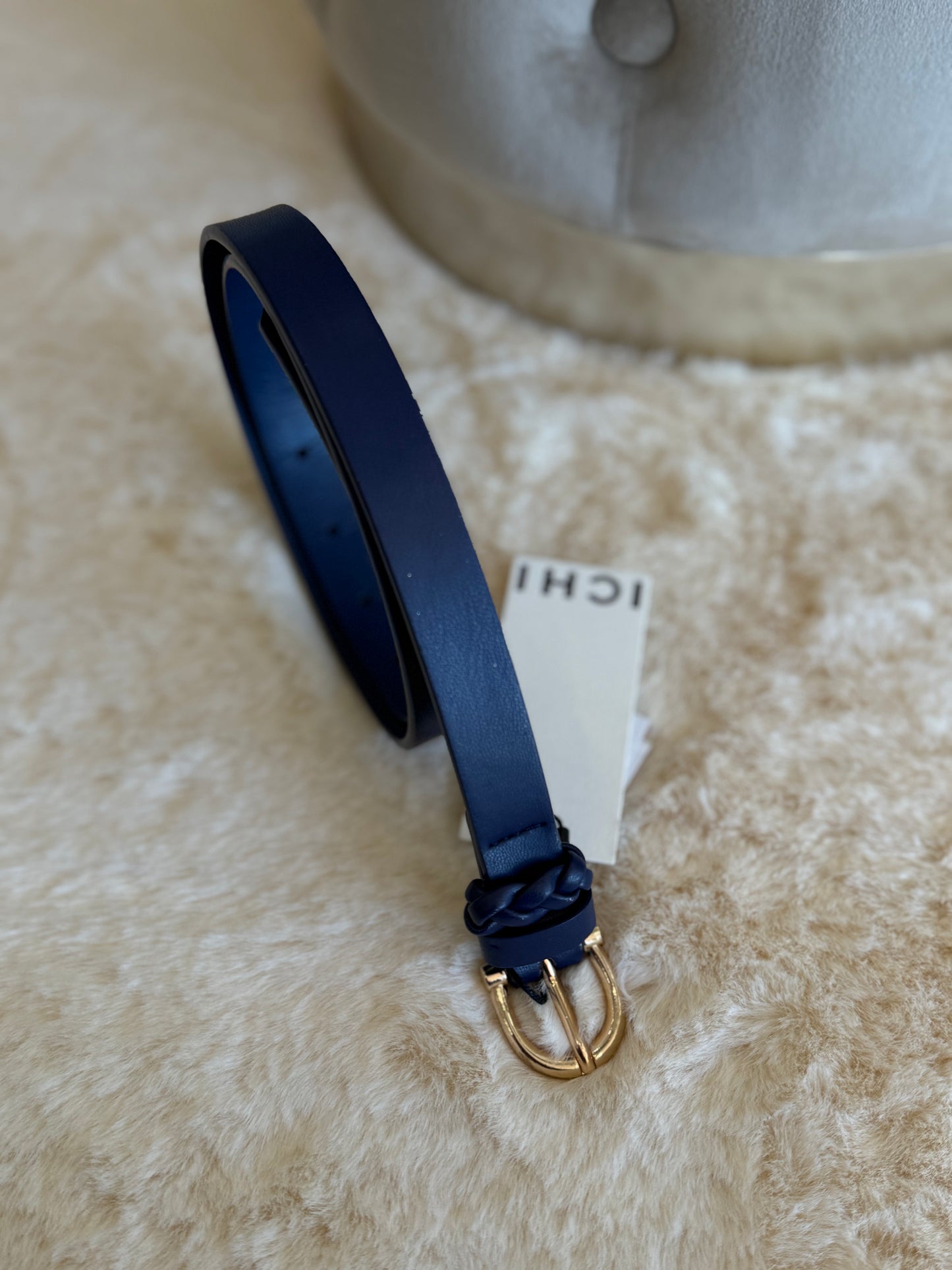 Cintura ecopelle blu hardware oro di ICHI, elegante e versatile per ogni outfit