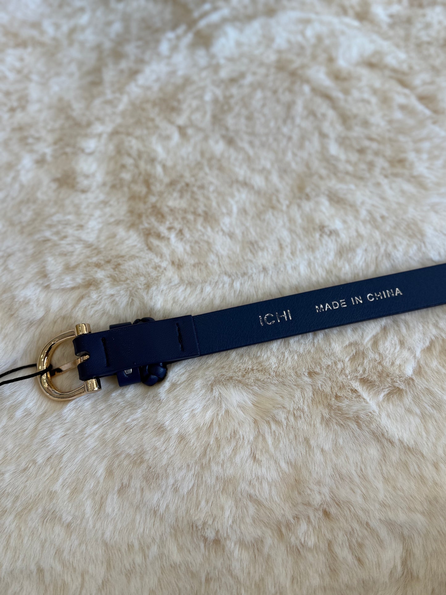 Cintura ecopelle blu hardware oro di ICHI con fibbia dorata su sfondo morbido