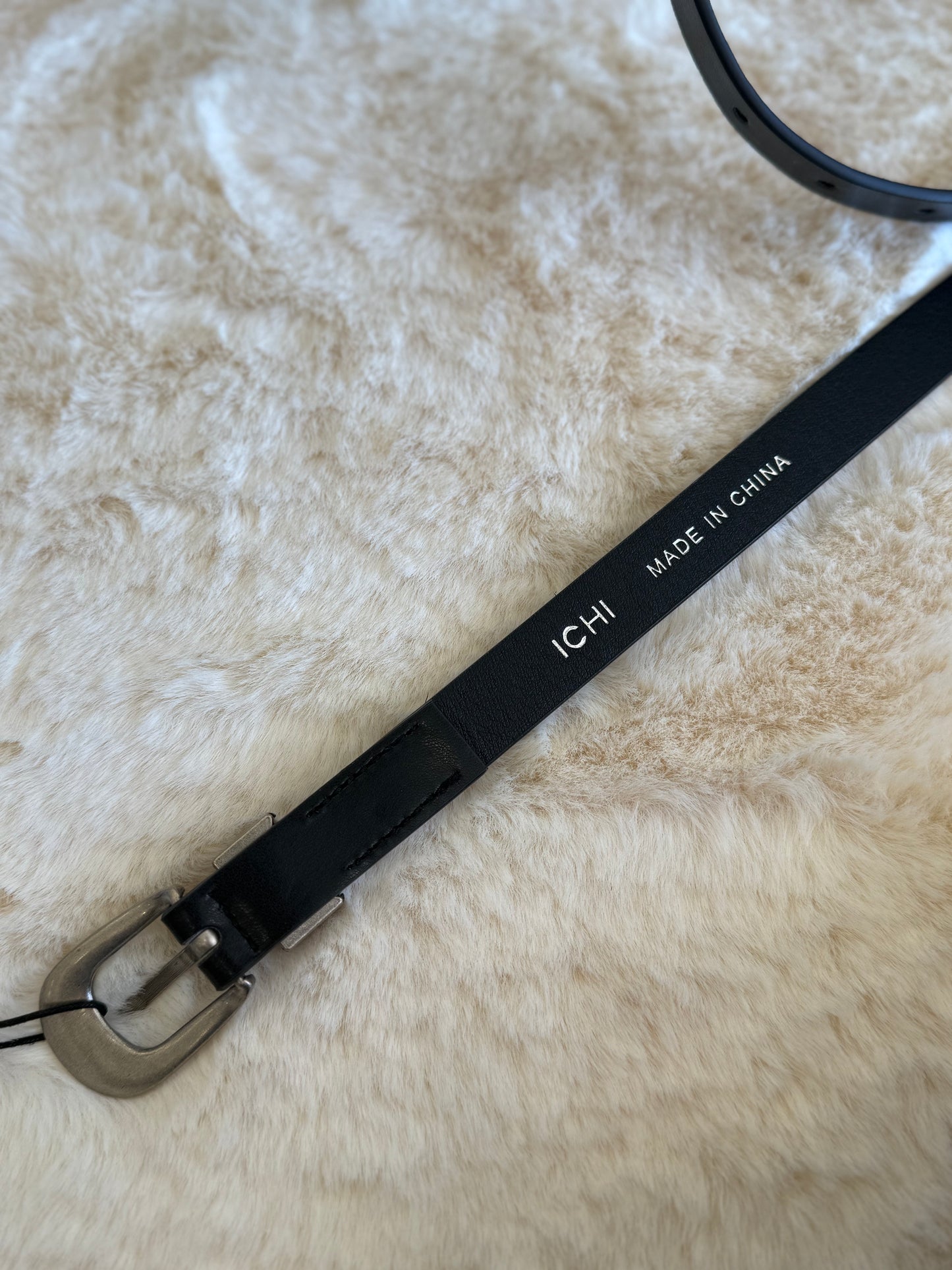Cintura ecopelle nera hardware argento ICHI con fibbia in metallo per un look elegante.