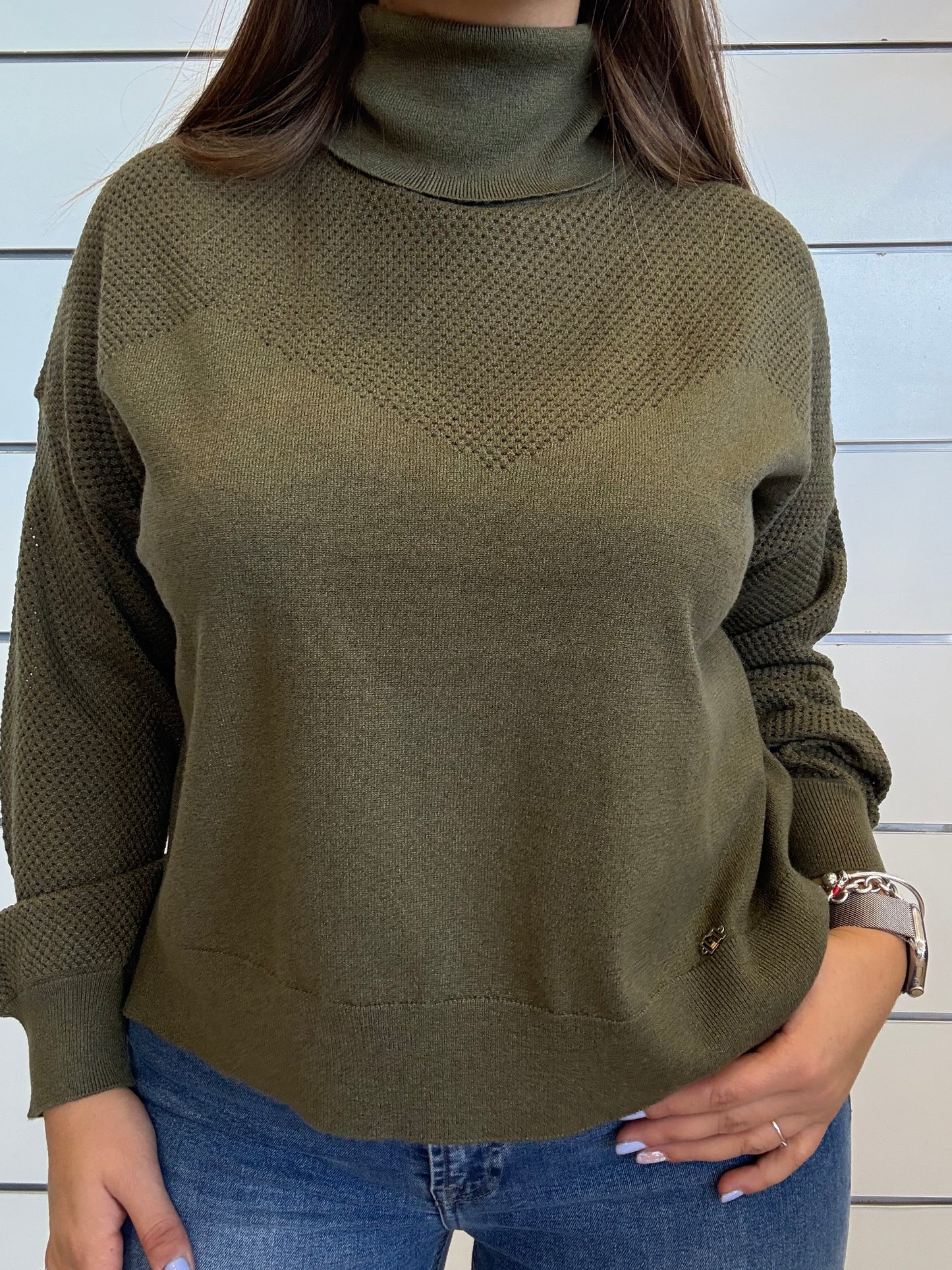 Dolcevita da donna in filato lurex verde oliva con design a rilievo e maniche lunghe