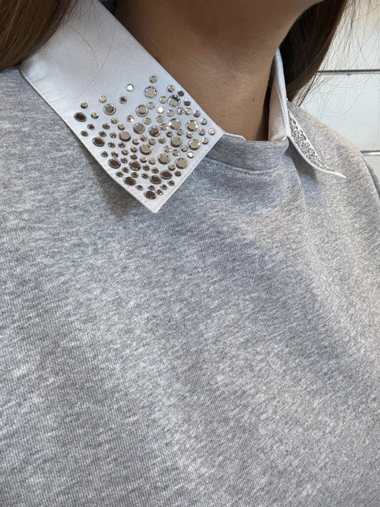Felpa grigia con colletto removibile in pizzo e strass, ideale per uno stile casual ed elegante