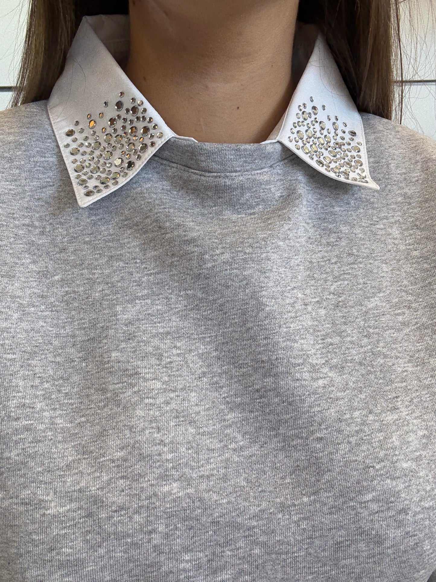 Felpa grigia con colletto removibile con strass per un look elegante e moderno