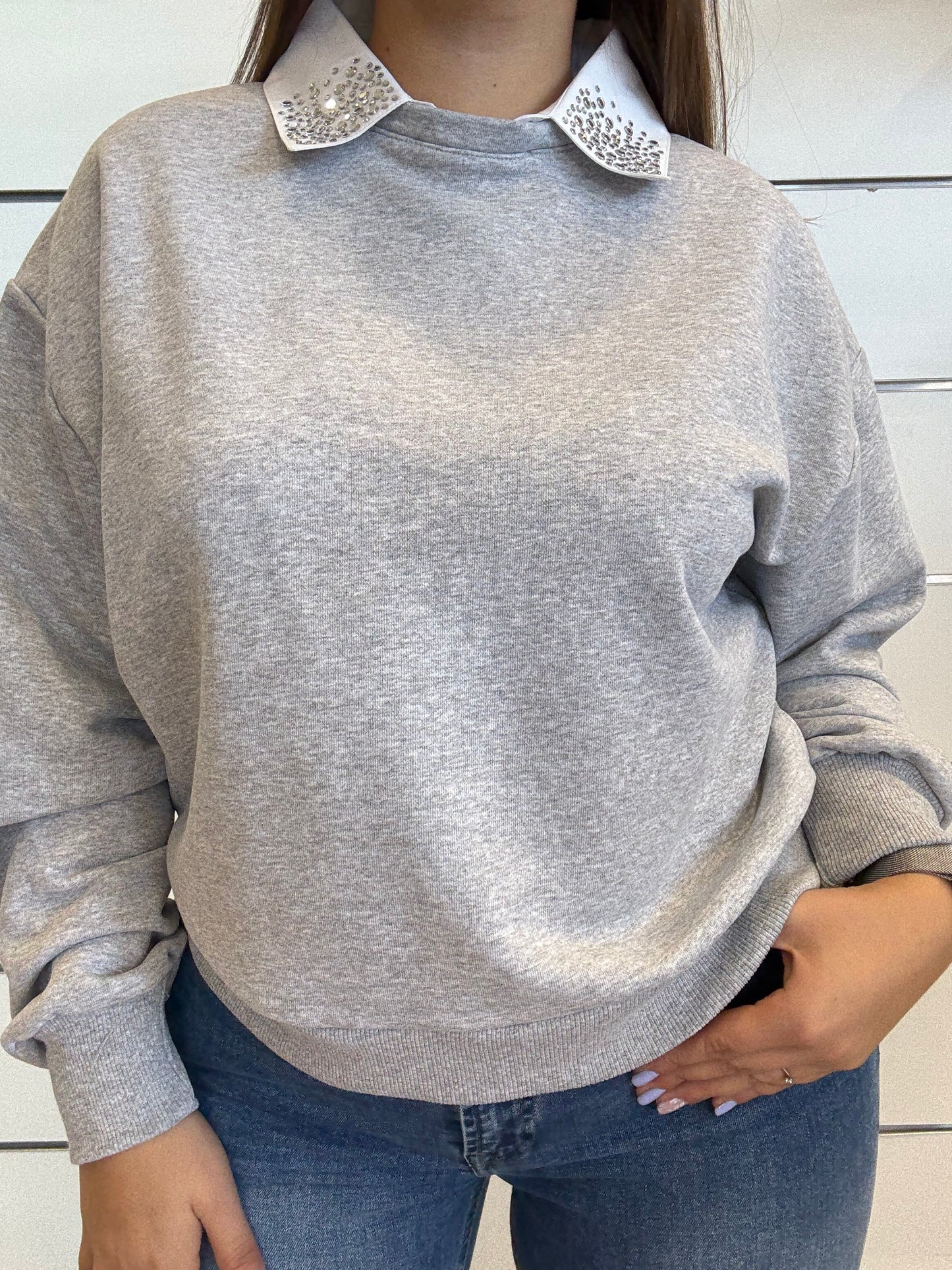 Felpa grigia con colletto removibile, elegante e comoda per un look casual e raffinato.