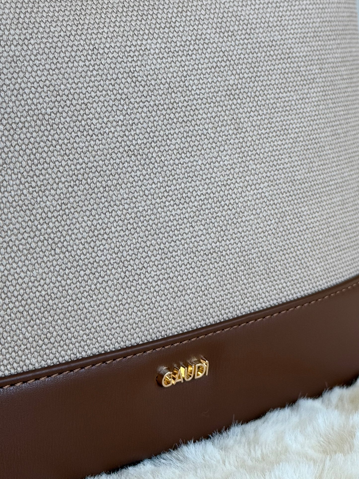Borsa a secchiello Gaudì in tessuto beige con base in pelle marrone e logo dorato