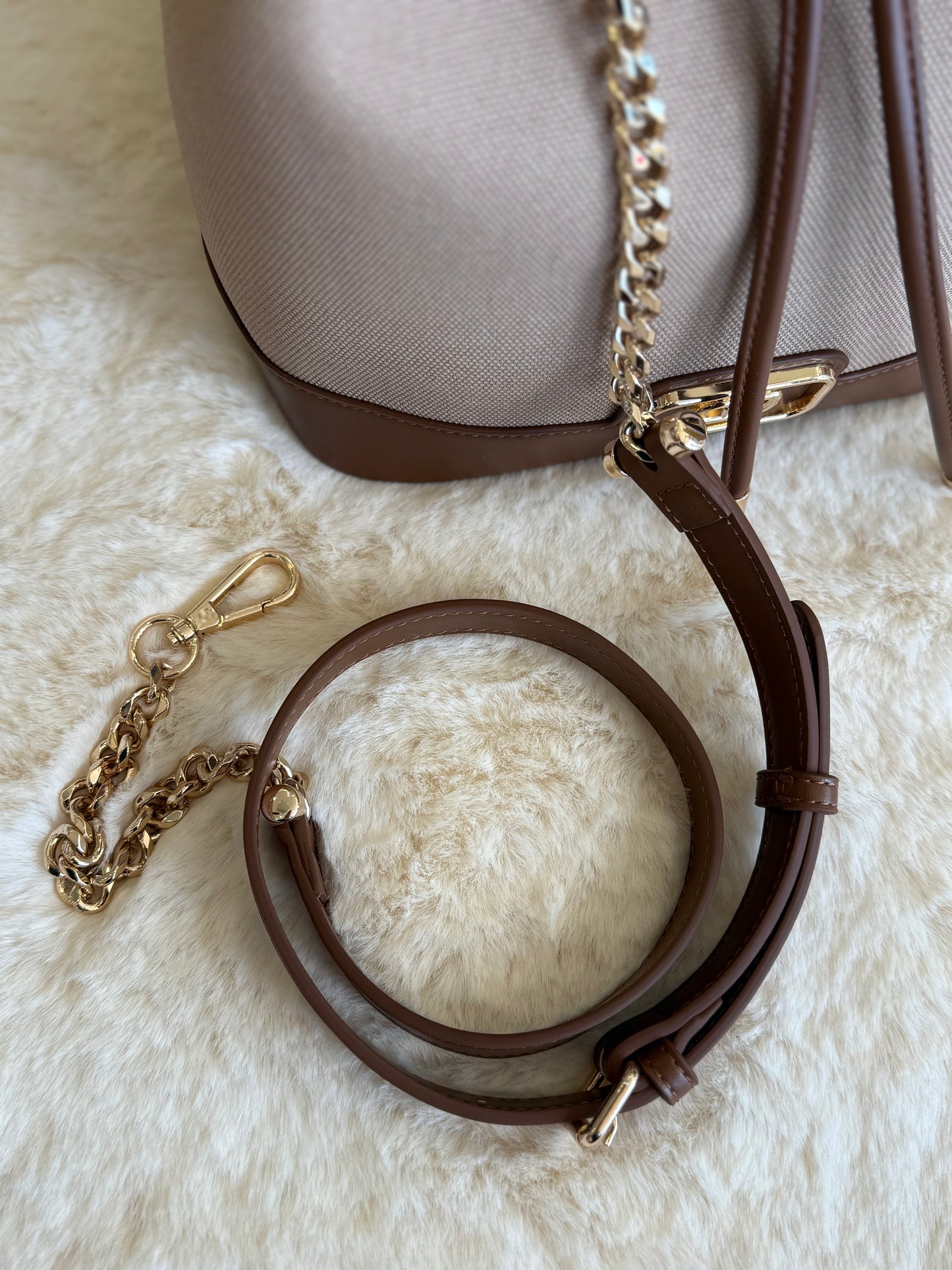 Borsa a secchiello Gaudì con tracolla regolabile in cuoio marrone e dettagli dorati