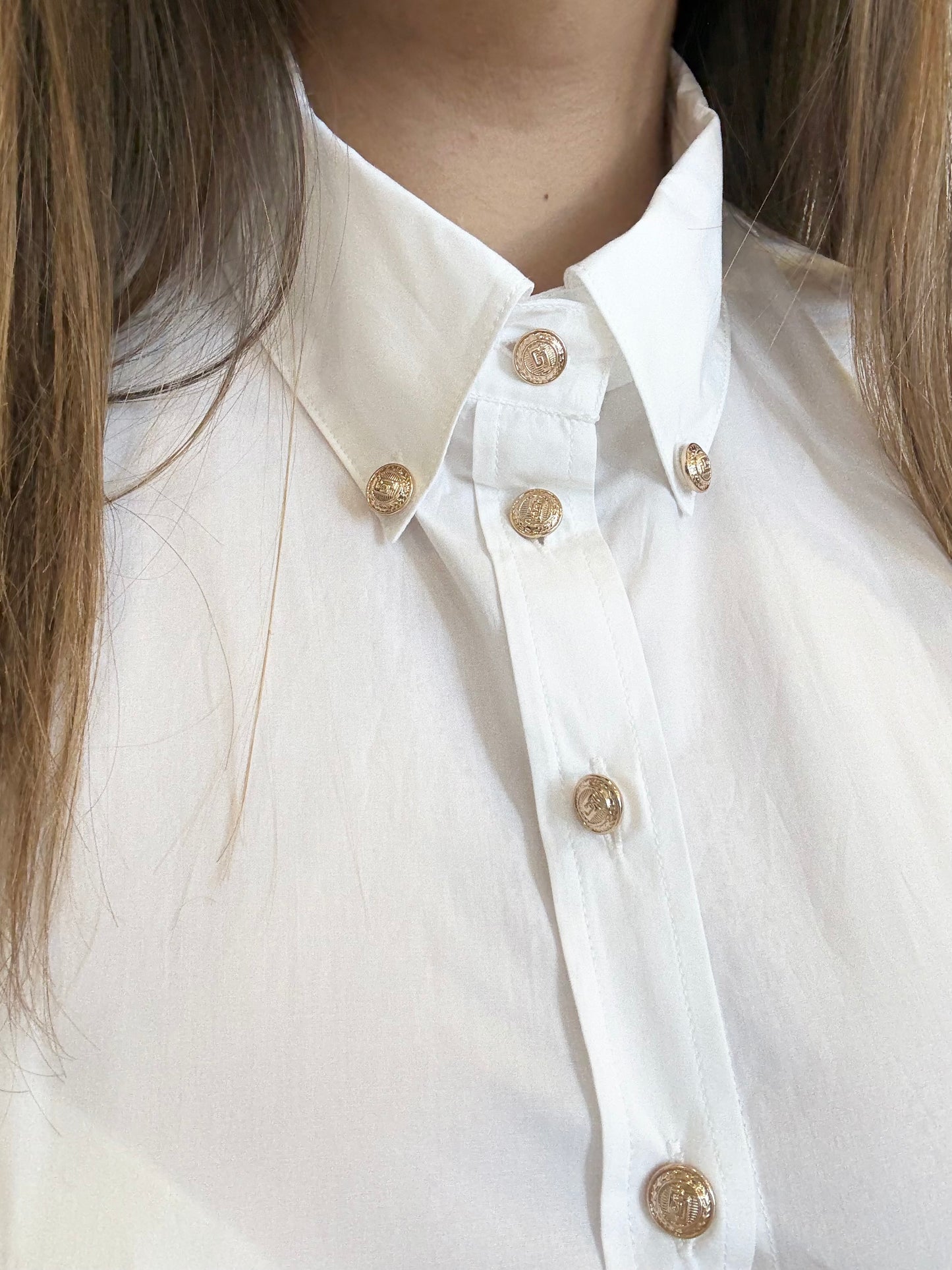 Camicia bianca aderente Gaudì con bottoni dorati per un look elegante e raffinato