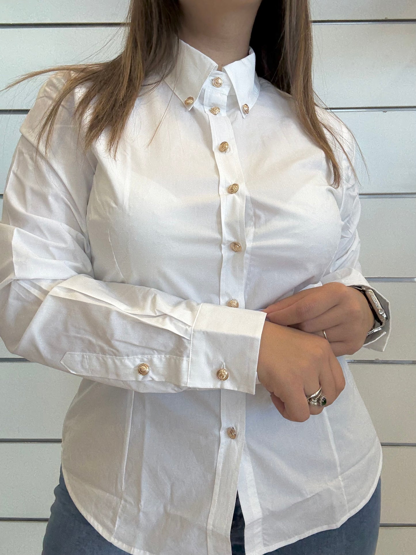 Camicia bianca aderente Gaudì con bottoni dorati e dettaglio elegante per un look sofisticato