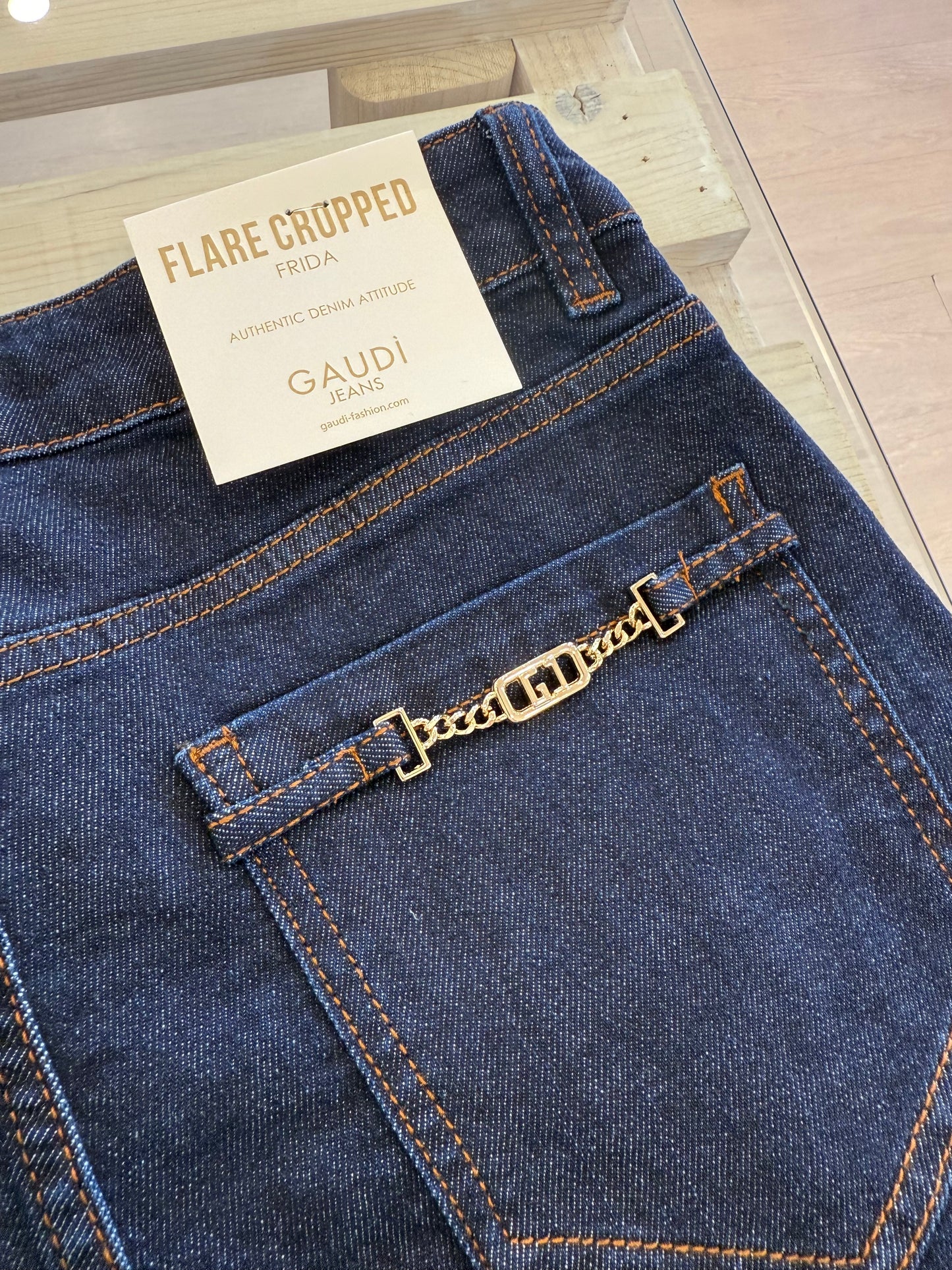 Jeans da donna con dettaglio gioiello Gaudì, modello flare cropped con tasca decorativa