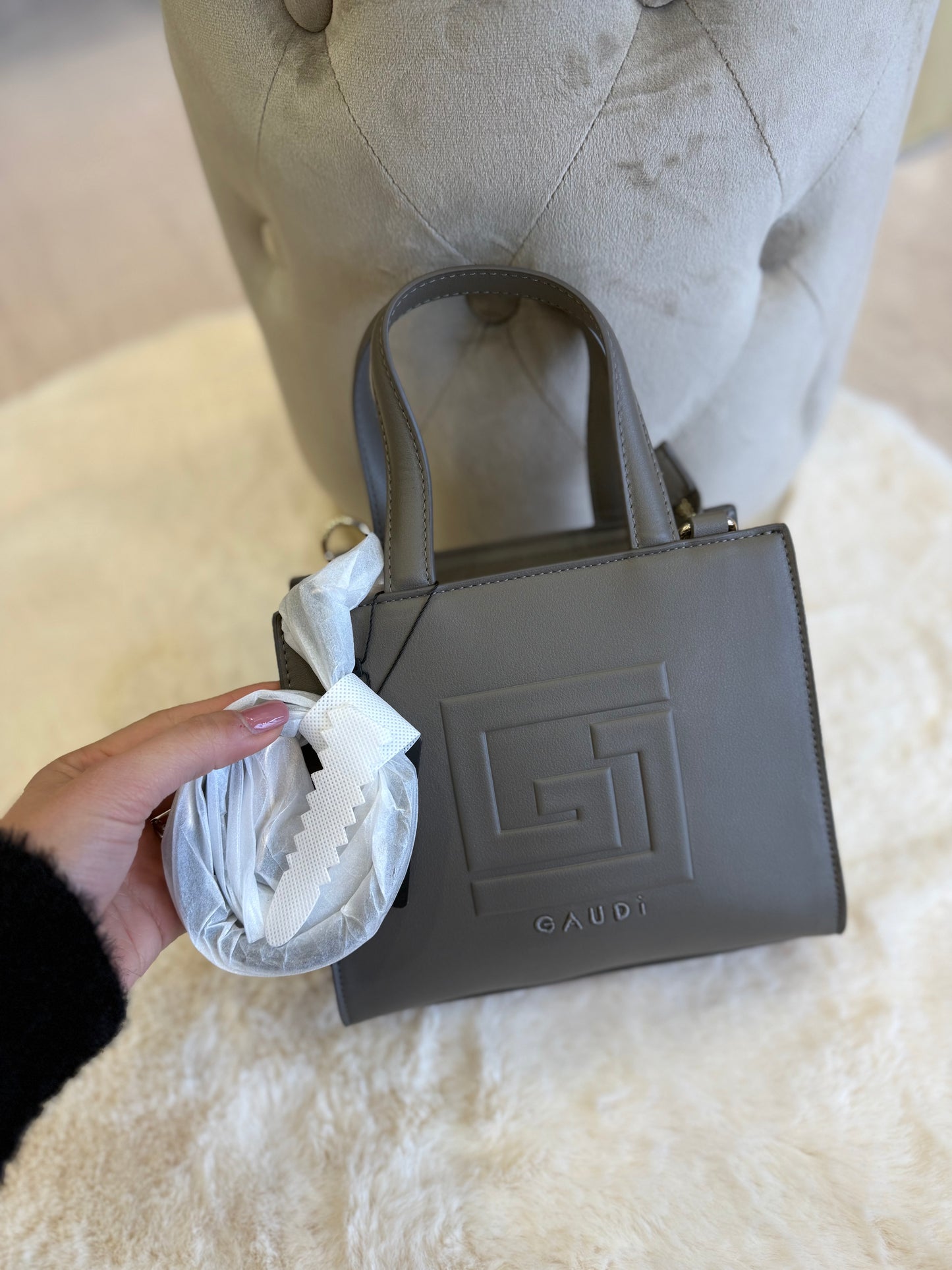 Mini shopping bag grigio con logo di Gaudì, elegante e pratica per ogni occasione