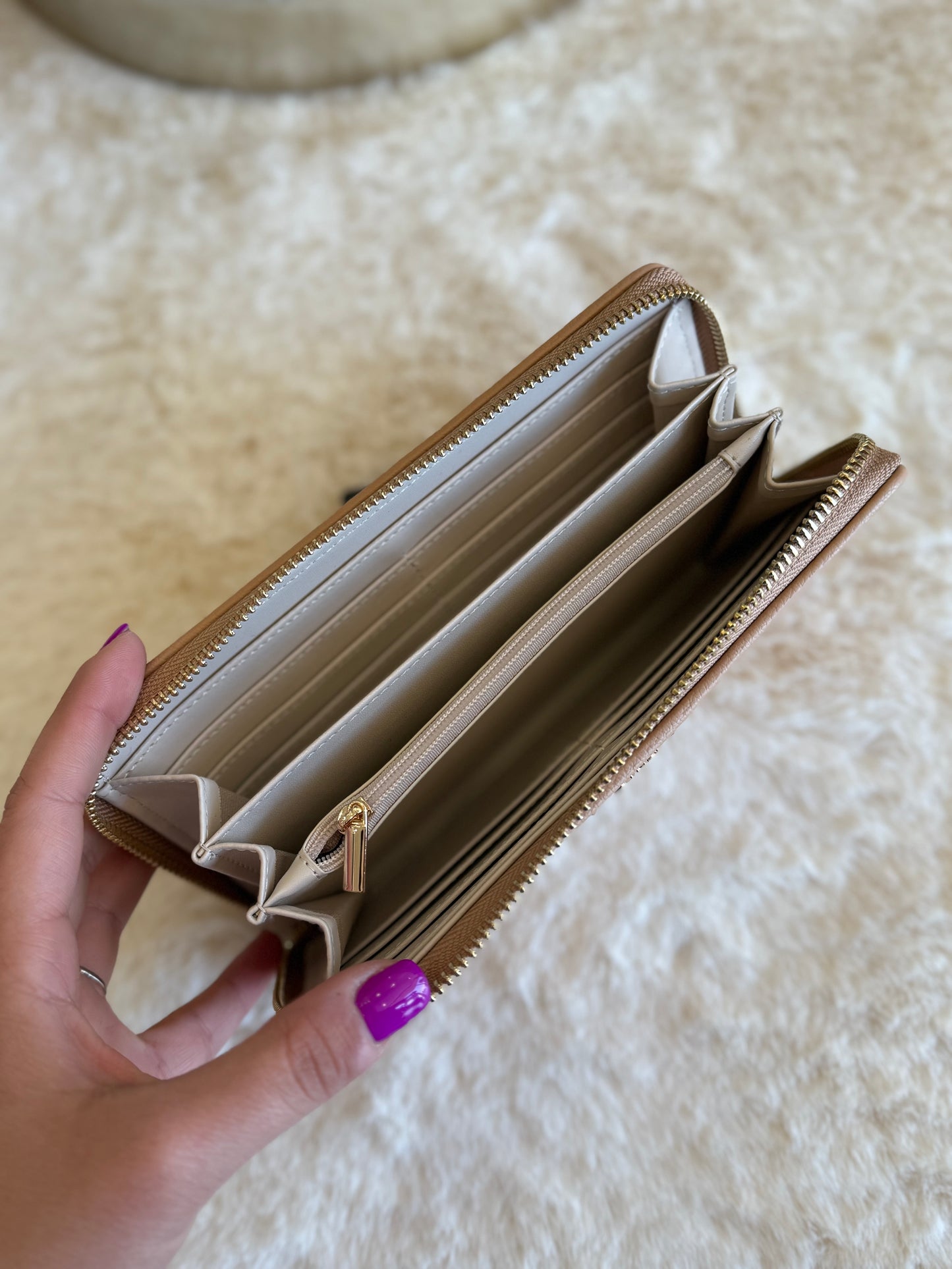 Portafoglio zip around beige grande di Gaudì con molteplici scomparti per carte e documenti