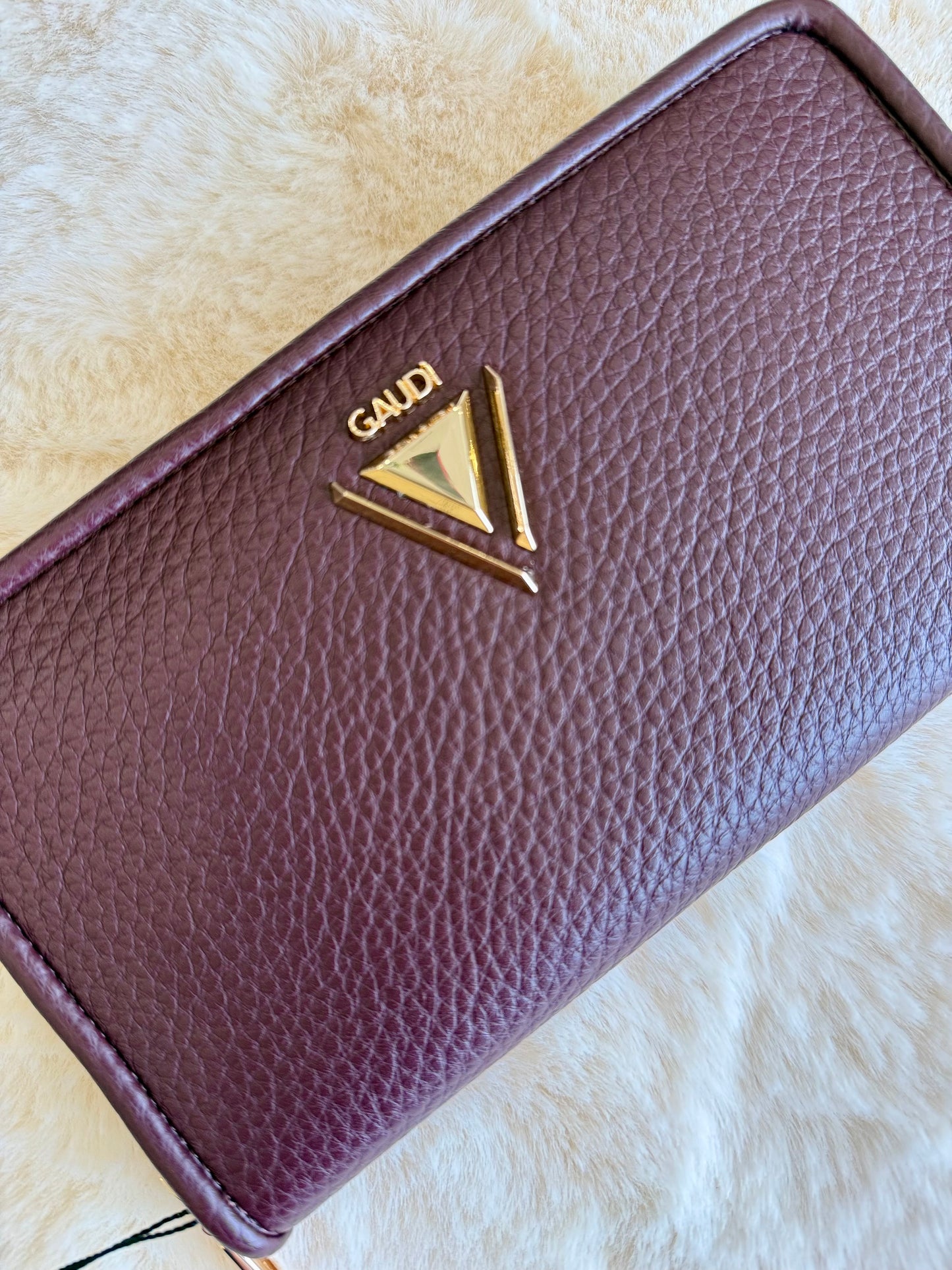 Portafoglio zip around vinaccia di Gaudì in pelle martellata con logo elegante