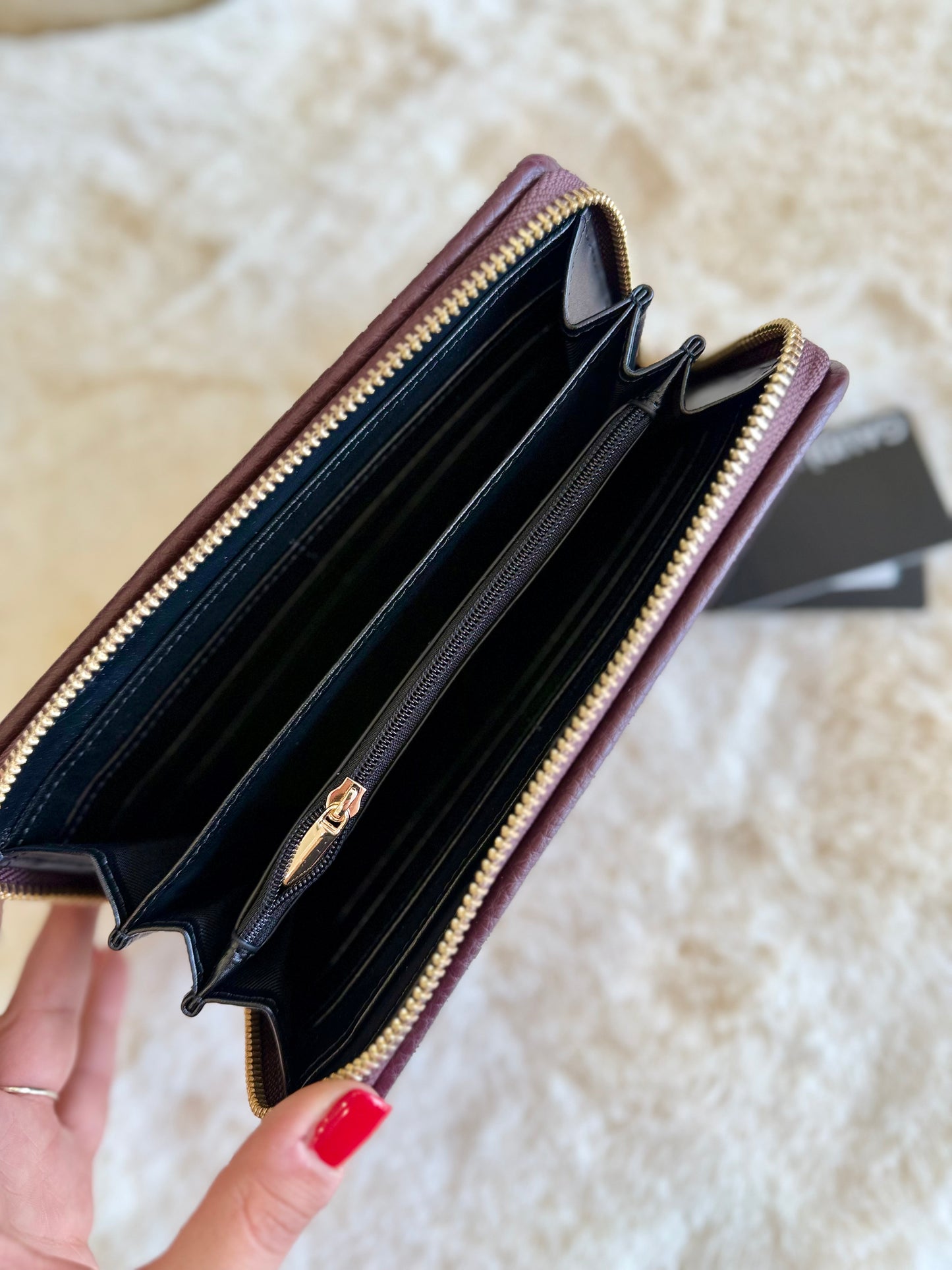 Portafoglio zip around vinaccia Gaudì con scomparti interni per carte e banconote
