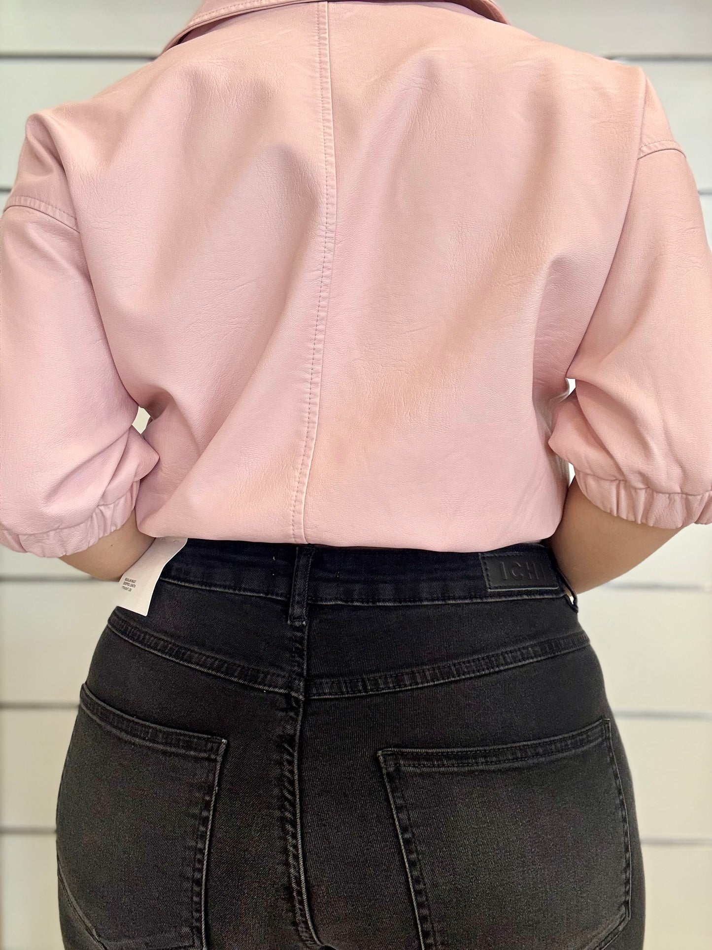 Giacca biker donna con zip rosa, con maniche a sbuffo e design elegante sul retro