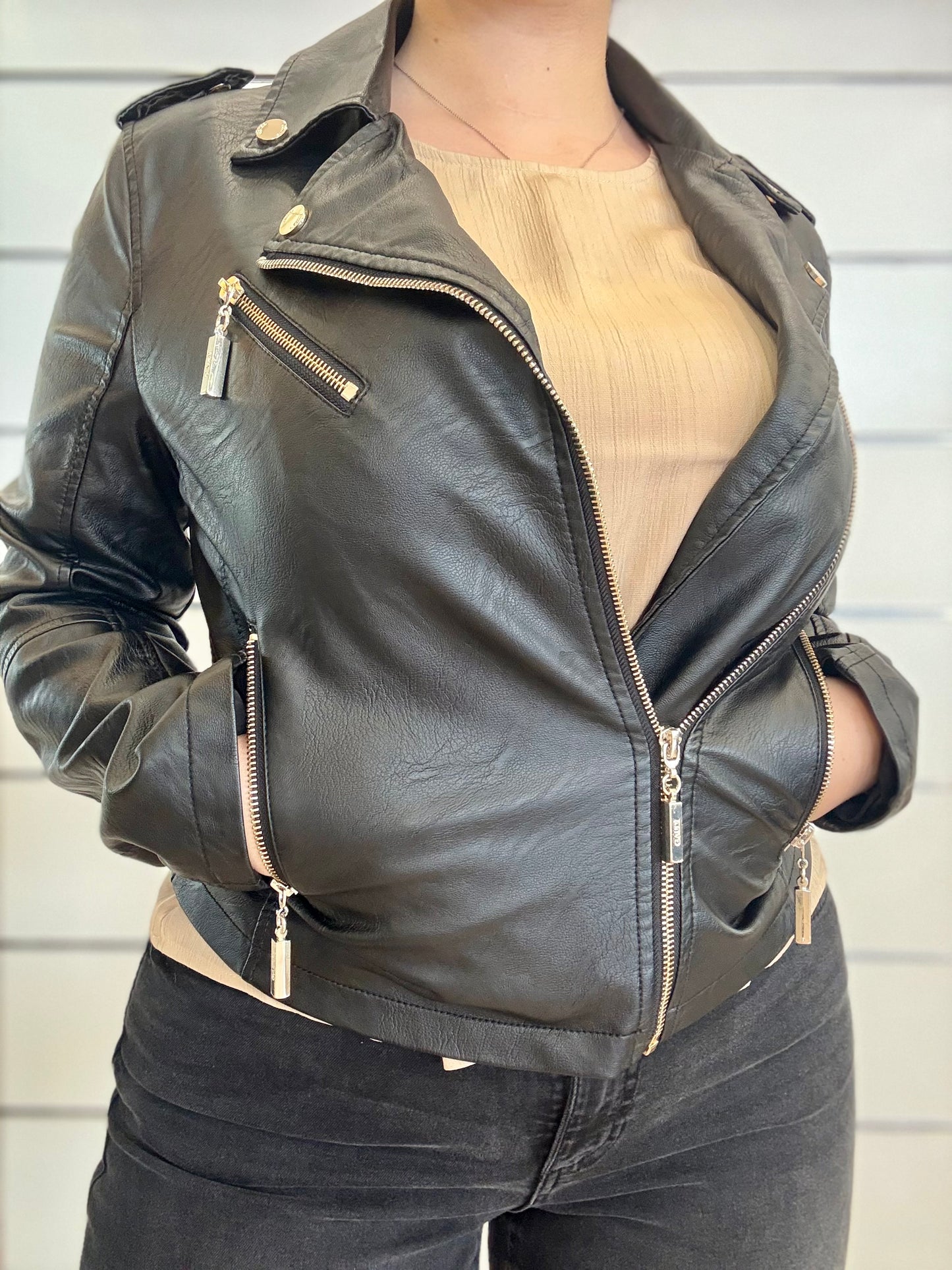 Giacca biker donna con zip in ecopelle nera con dettagli in metallo e tasche laterali