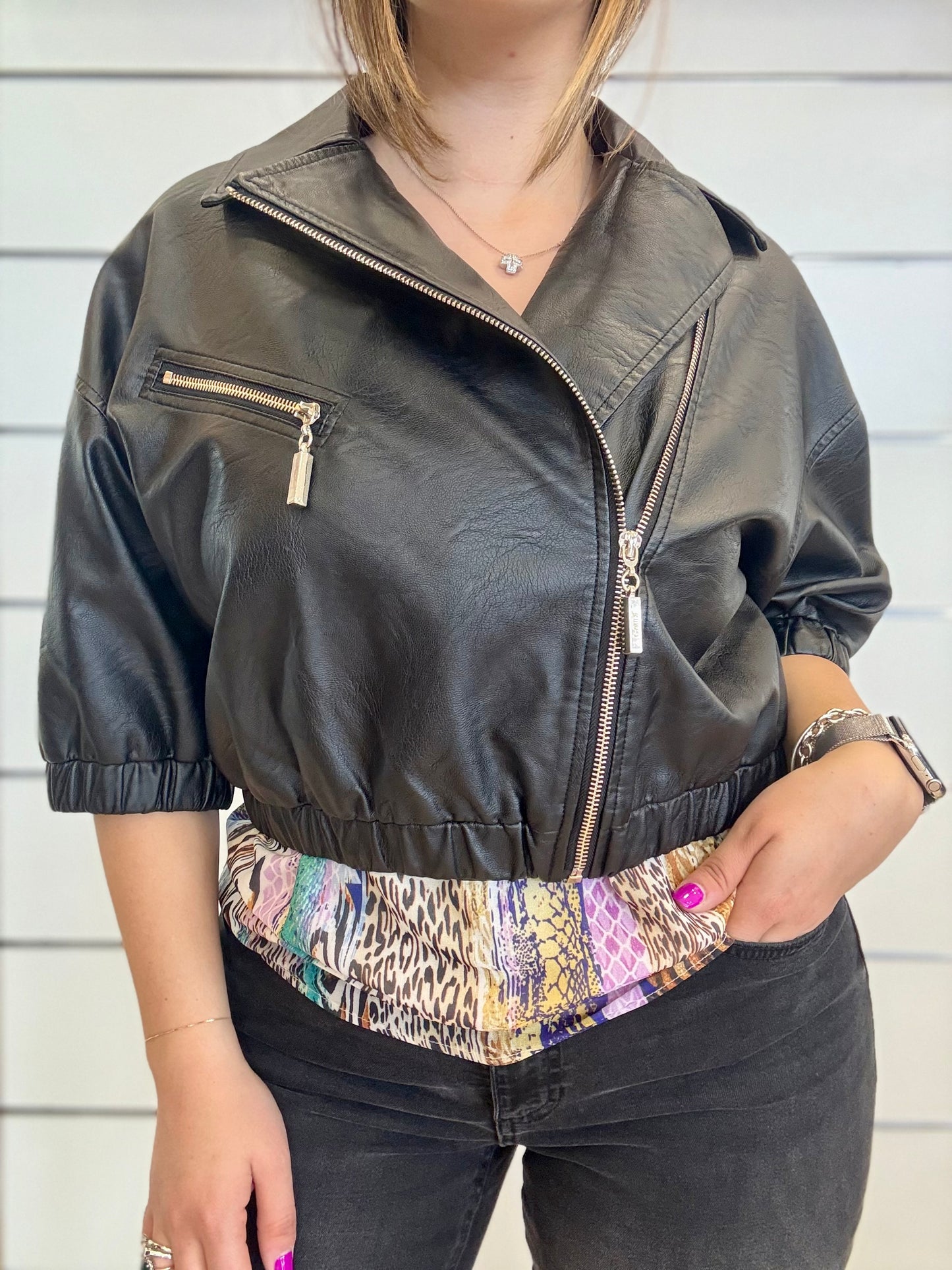 Giacca biker donna con zip in ecopelle nera con maniche corte e dettagli moderni