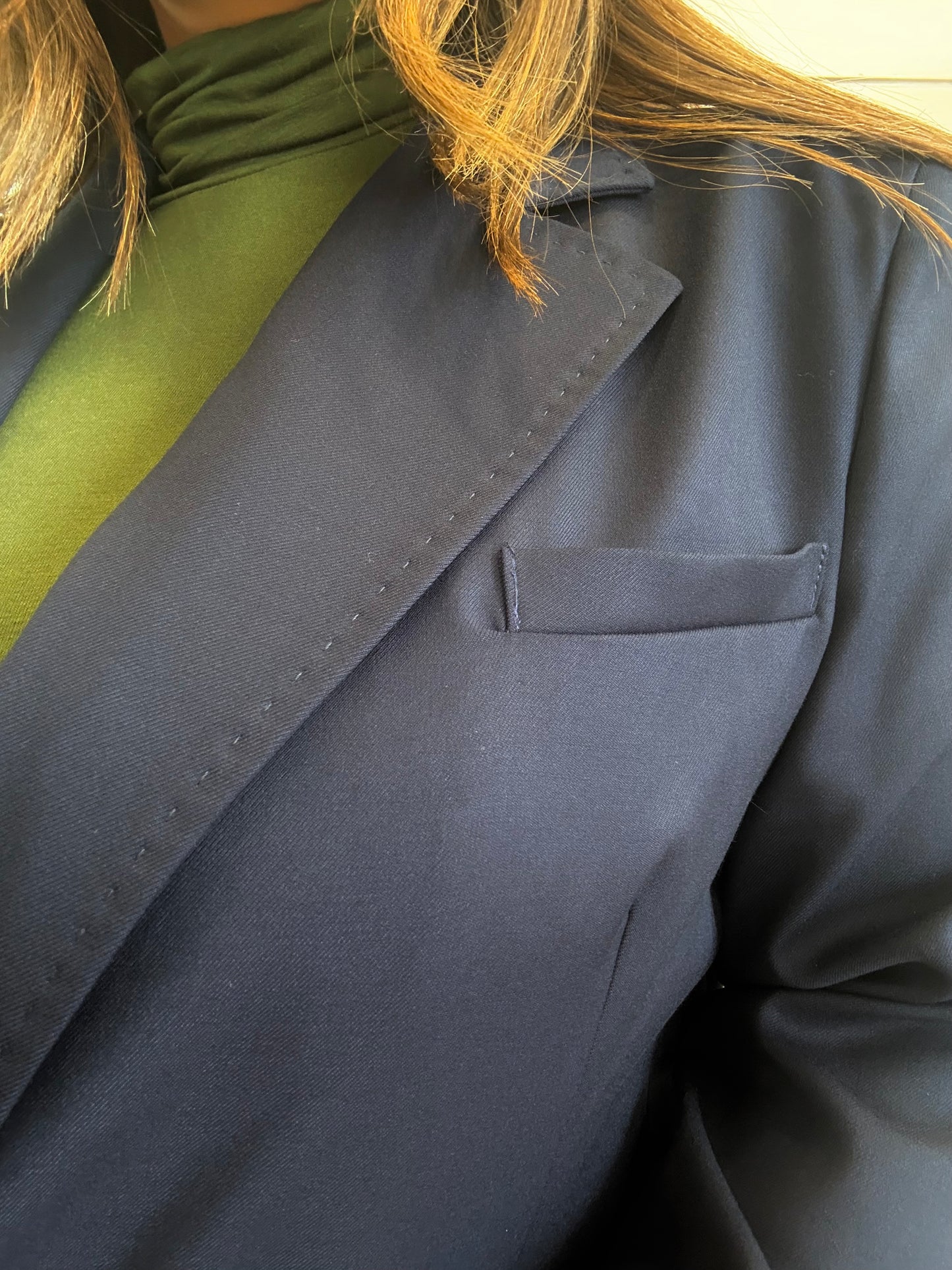 Giacca blu foderata con impunture di ECO, dettagli raffinati e tessuto elegante