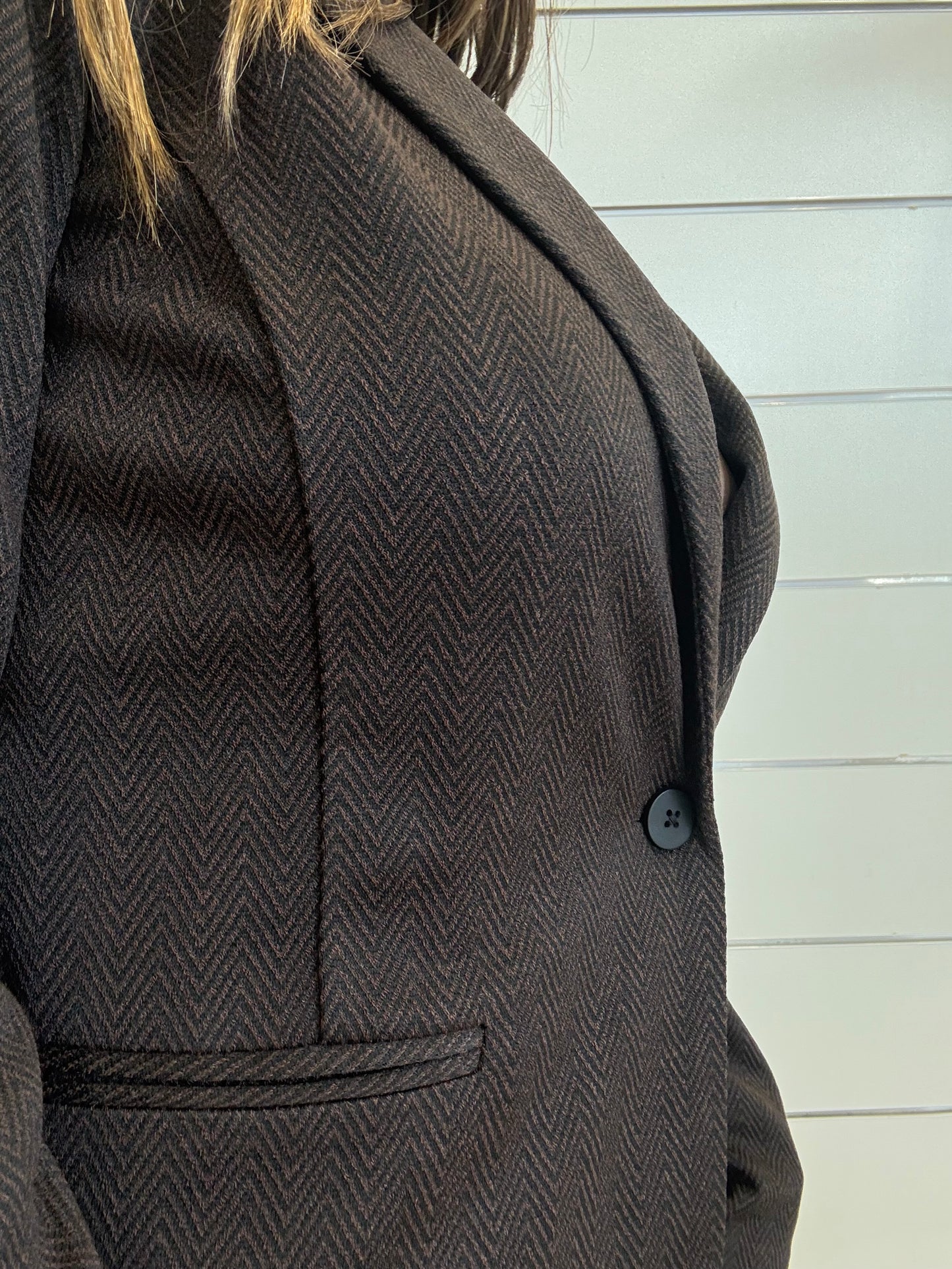 Giacca corta spinata cioccolato e nero con taglio elegante e bottoni frontali per un look raffinato