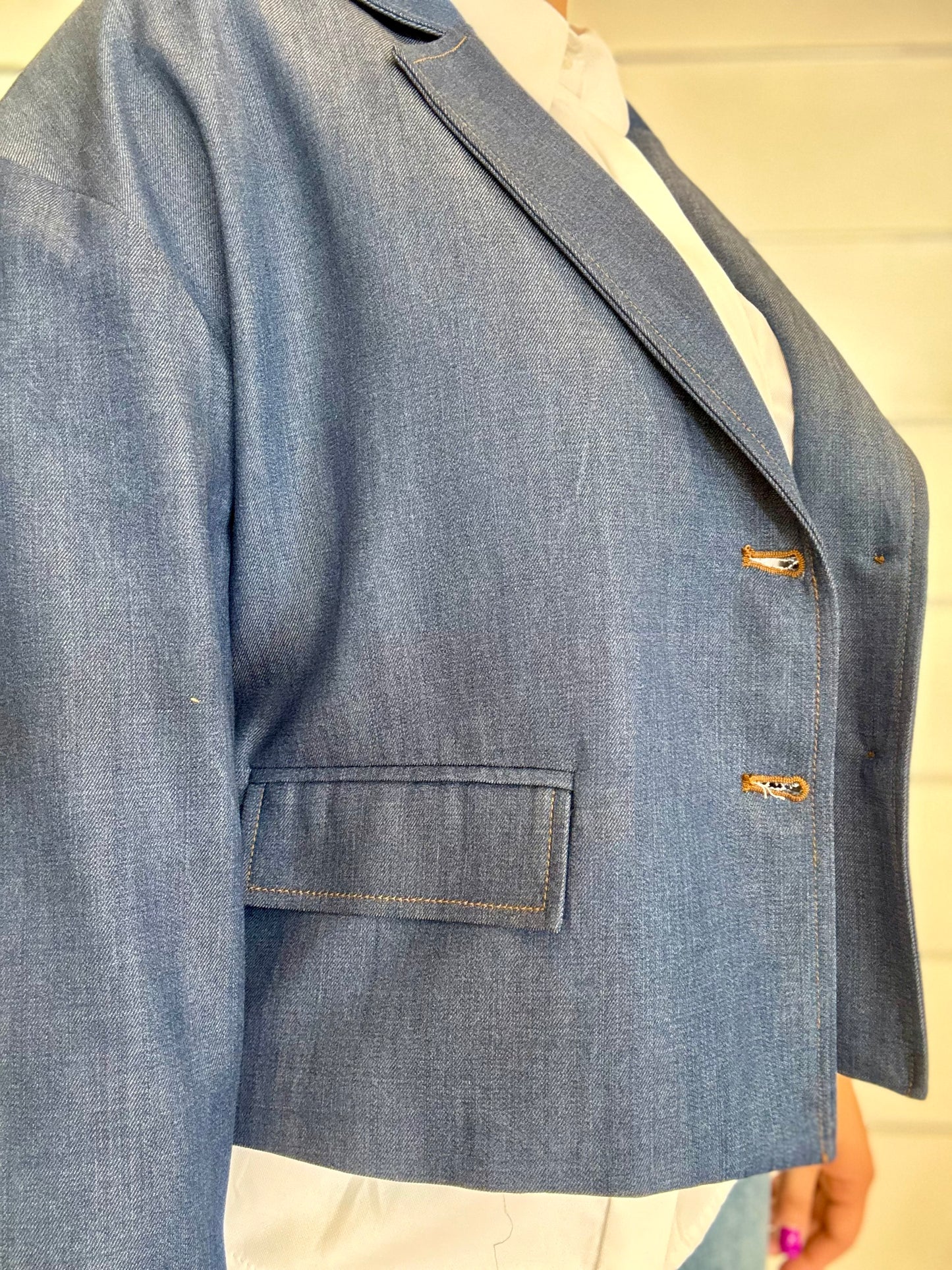 Giacca in tencel color jeans con bottoni dorati e tasca laterale per un look elegante e casual