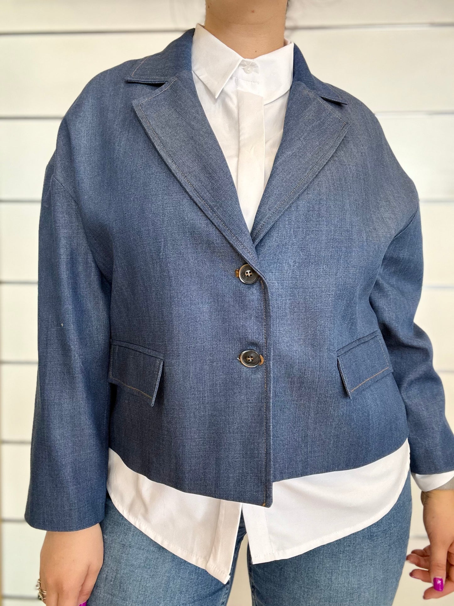 Giacca in tencel color jeans con due bottoni e tasche frontali, stile moderno e casual