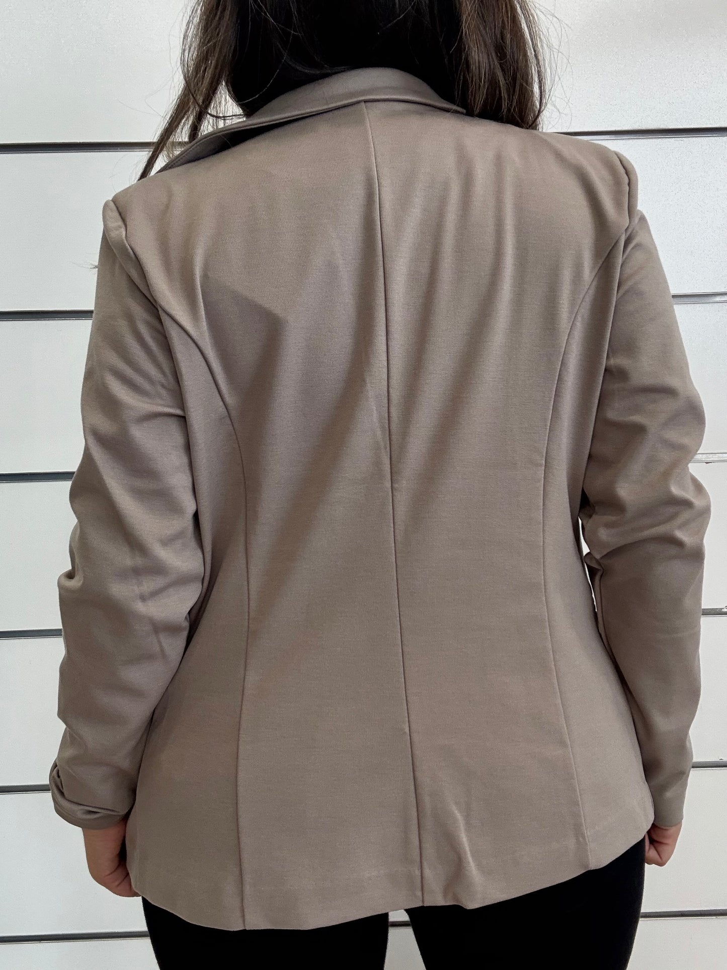 Giacca monopetto in punto Milano beige sul retro, perfetta per un look elegante e casual