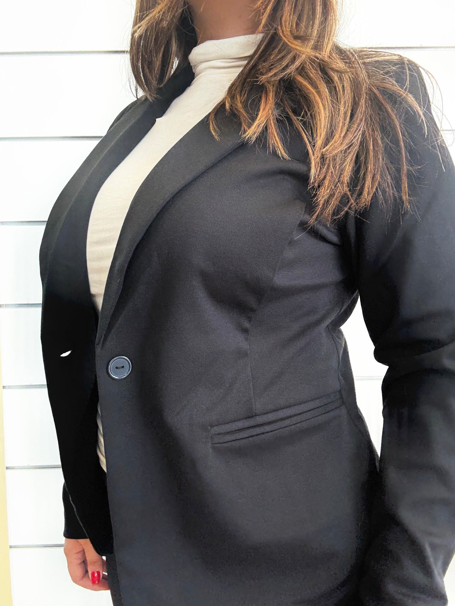 Giacca monopetto in punto Milano nera con bottoni e tasche, ideale per occasioni formali