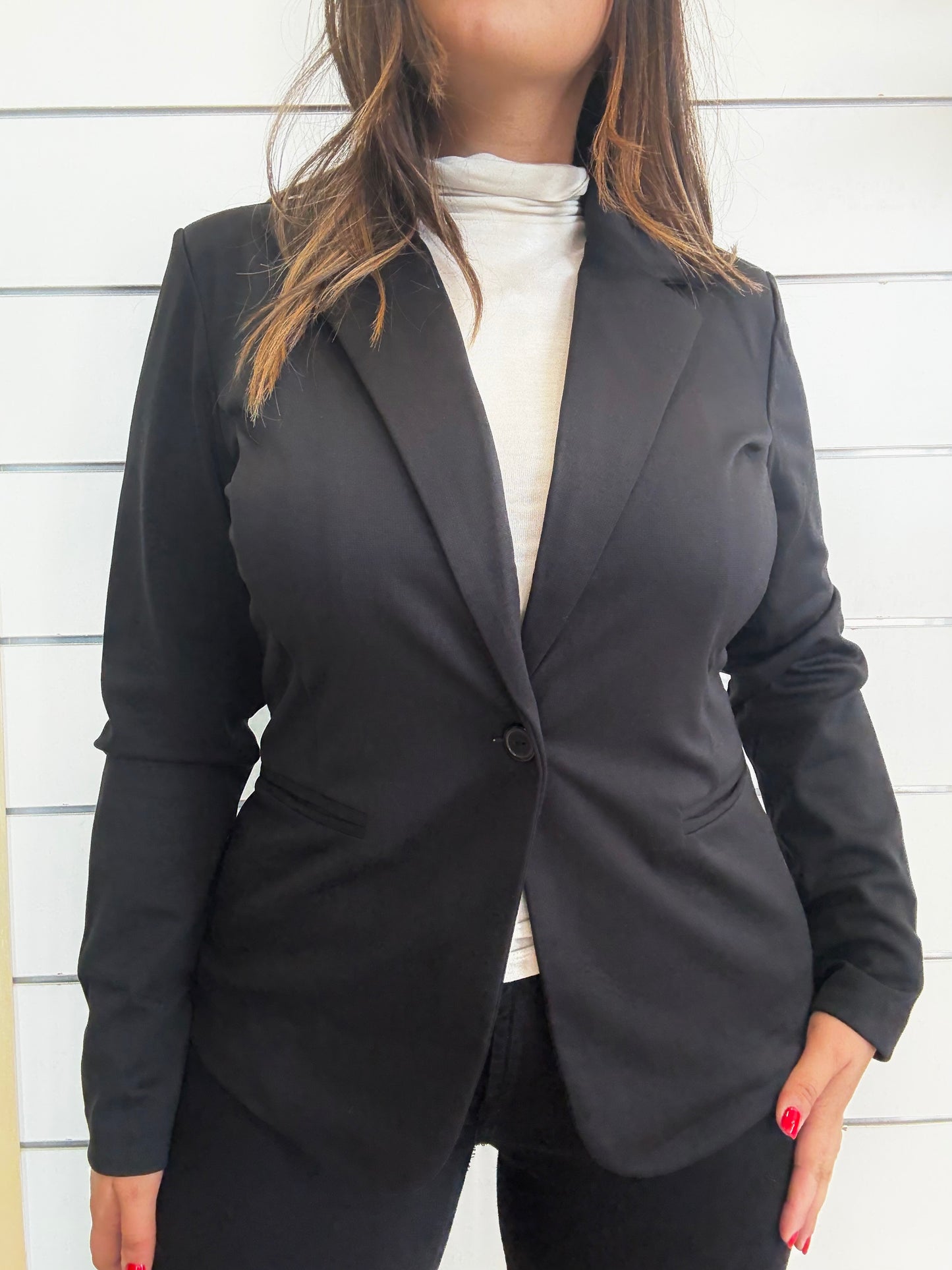 Giacca monopetto in punto Milano nera con taglio elegante e collo a reversal per un look sofisticato