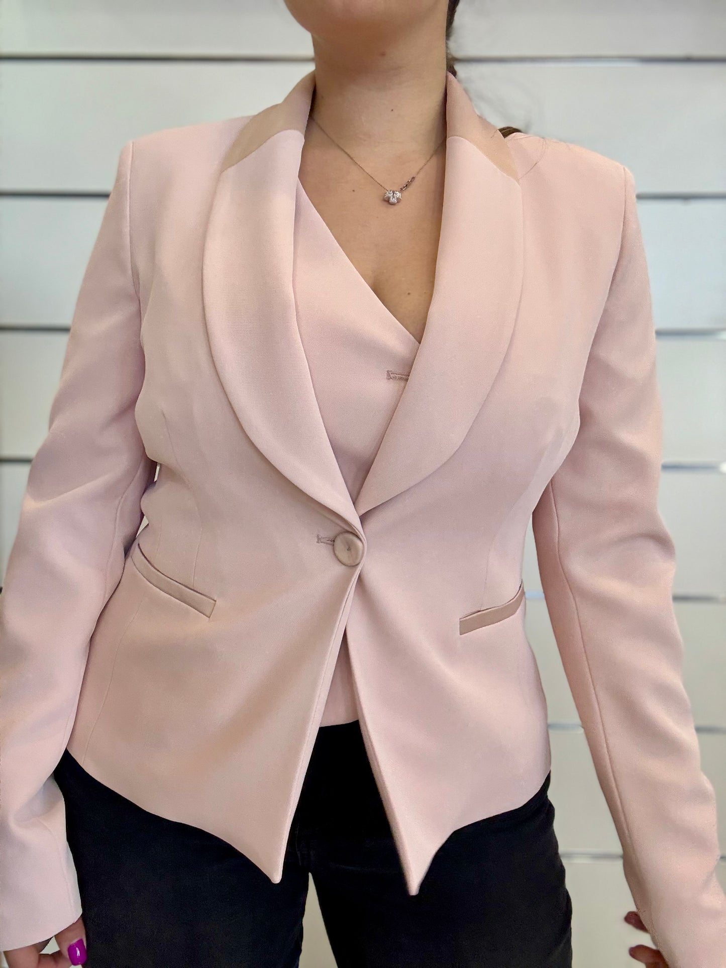 Giacca monopetto rosa di ECO con dettagli eleganti e vestibilità moderna