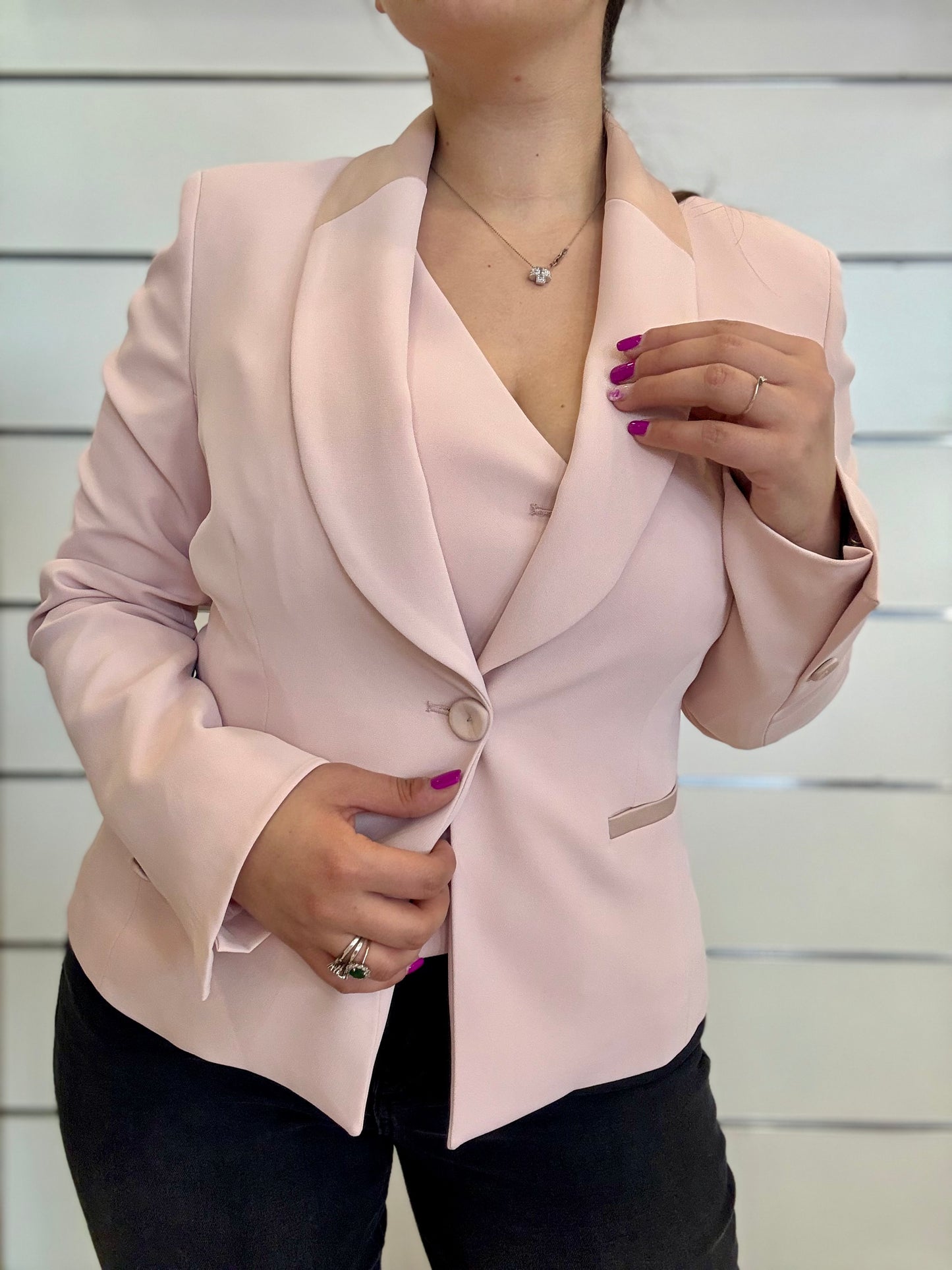 Giacca monopetto rosa ECO con un design elegante e colletto a revers per ogni occasione