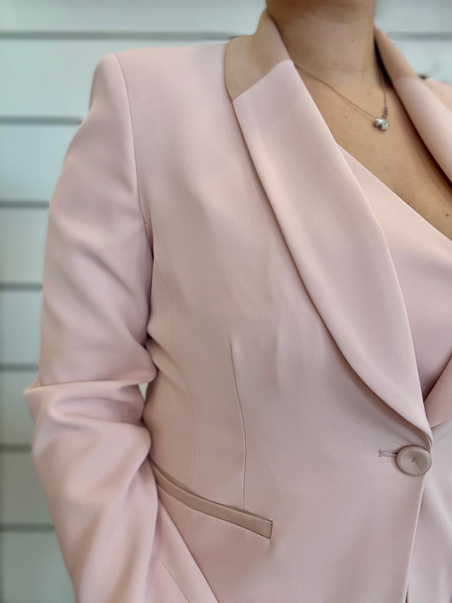 Giacca monopetto rosa di ECO con dettagli eleganti e bottoni discreti