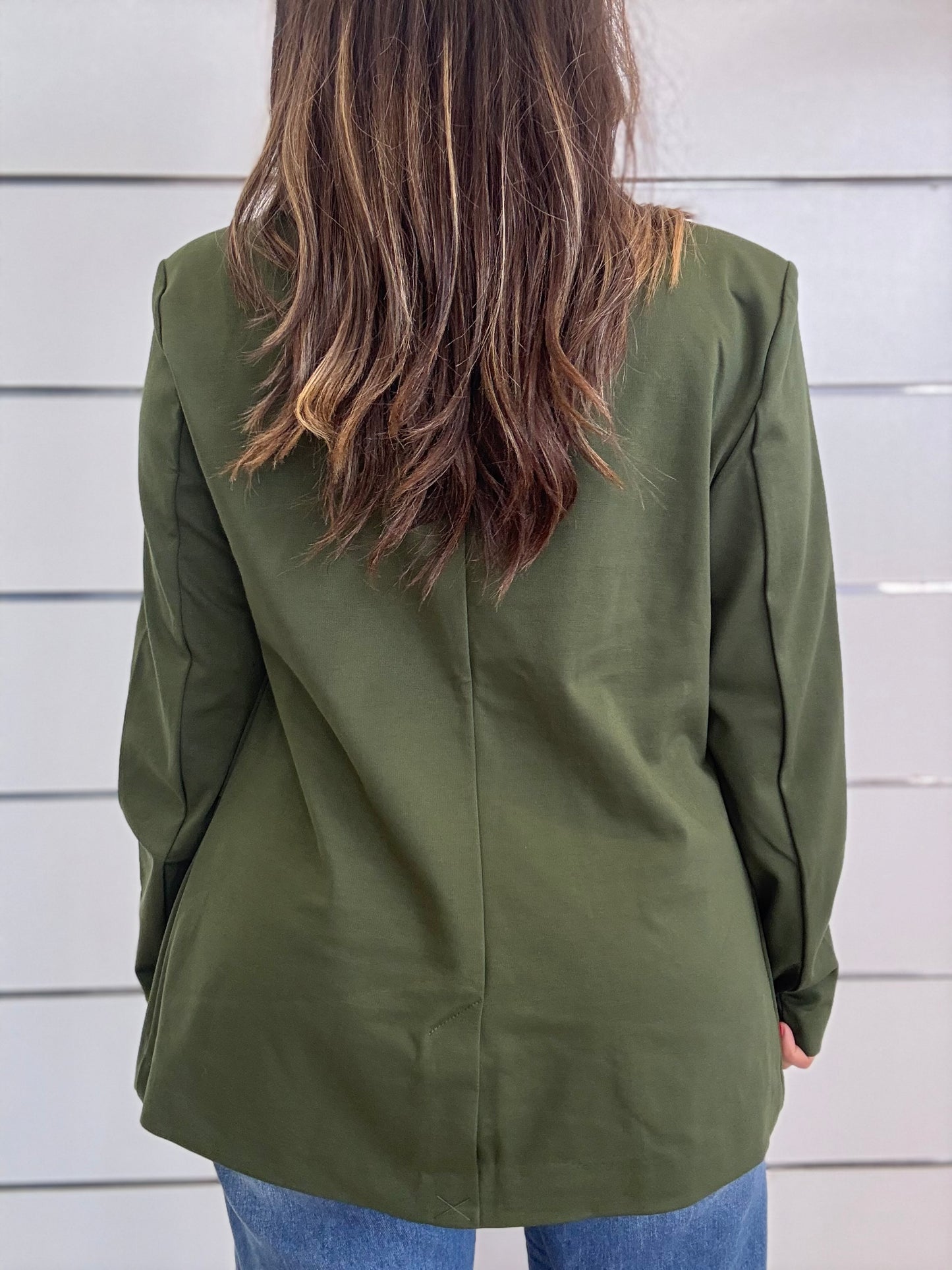 Giacca verde monopetto ICHI vista posteriore con una vestibilità elegante e contemporanea