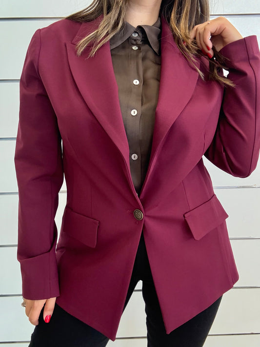 Giacca vinaccia con bottone ottonato, elegante e alla moda, perfetta per ogni occasione