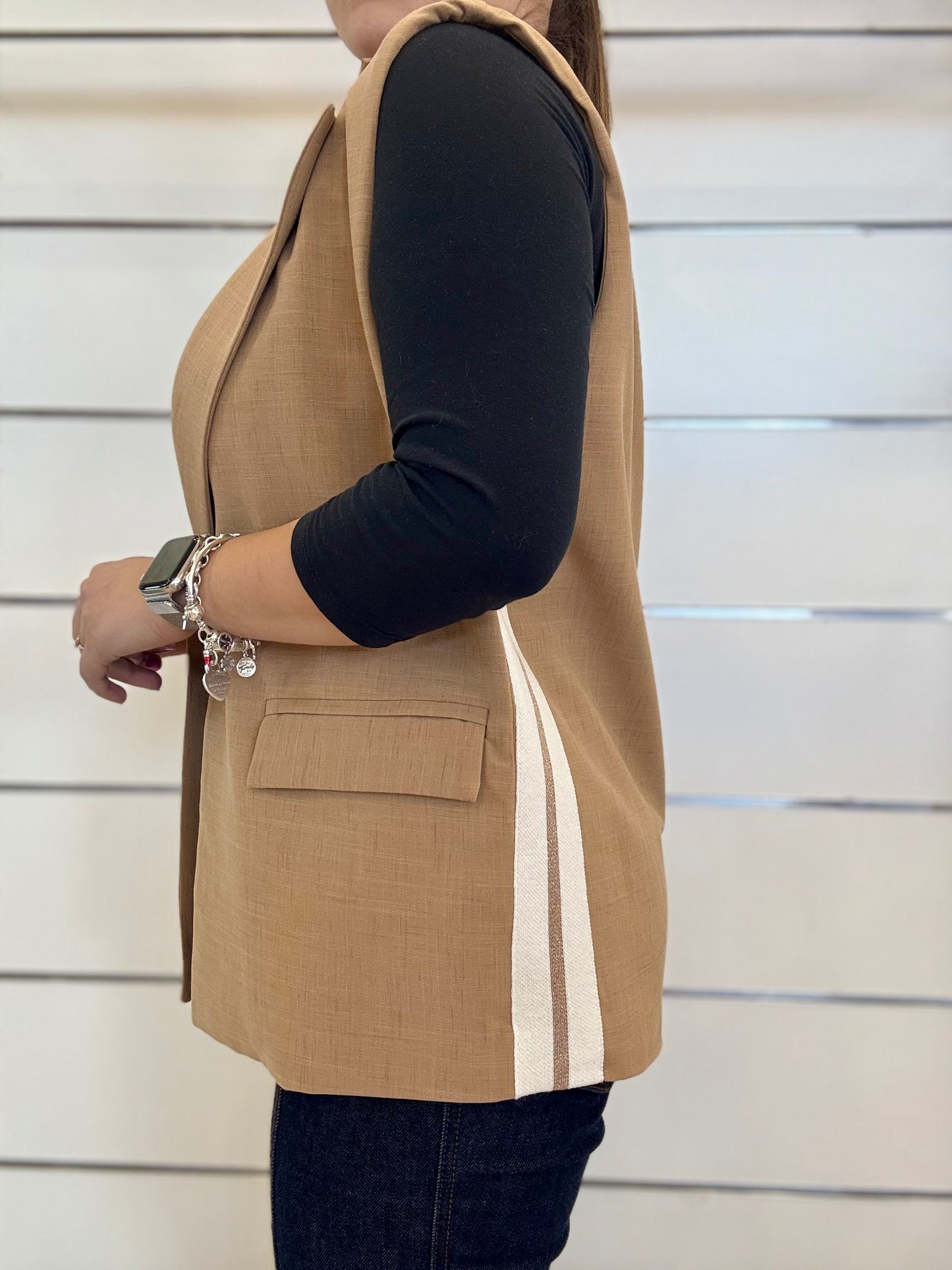 Gilet con fasce laterali in colore beige con dettagli sportivi, perfetto per look eleganti e casual