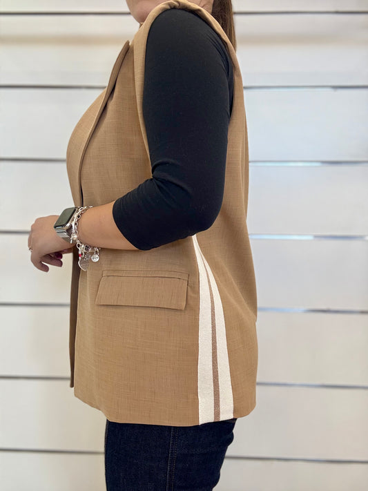 Gilet con fasce laterali in colore beige con dettagli sportivi, perfetto per look eleganti e casual