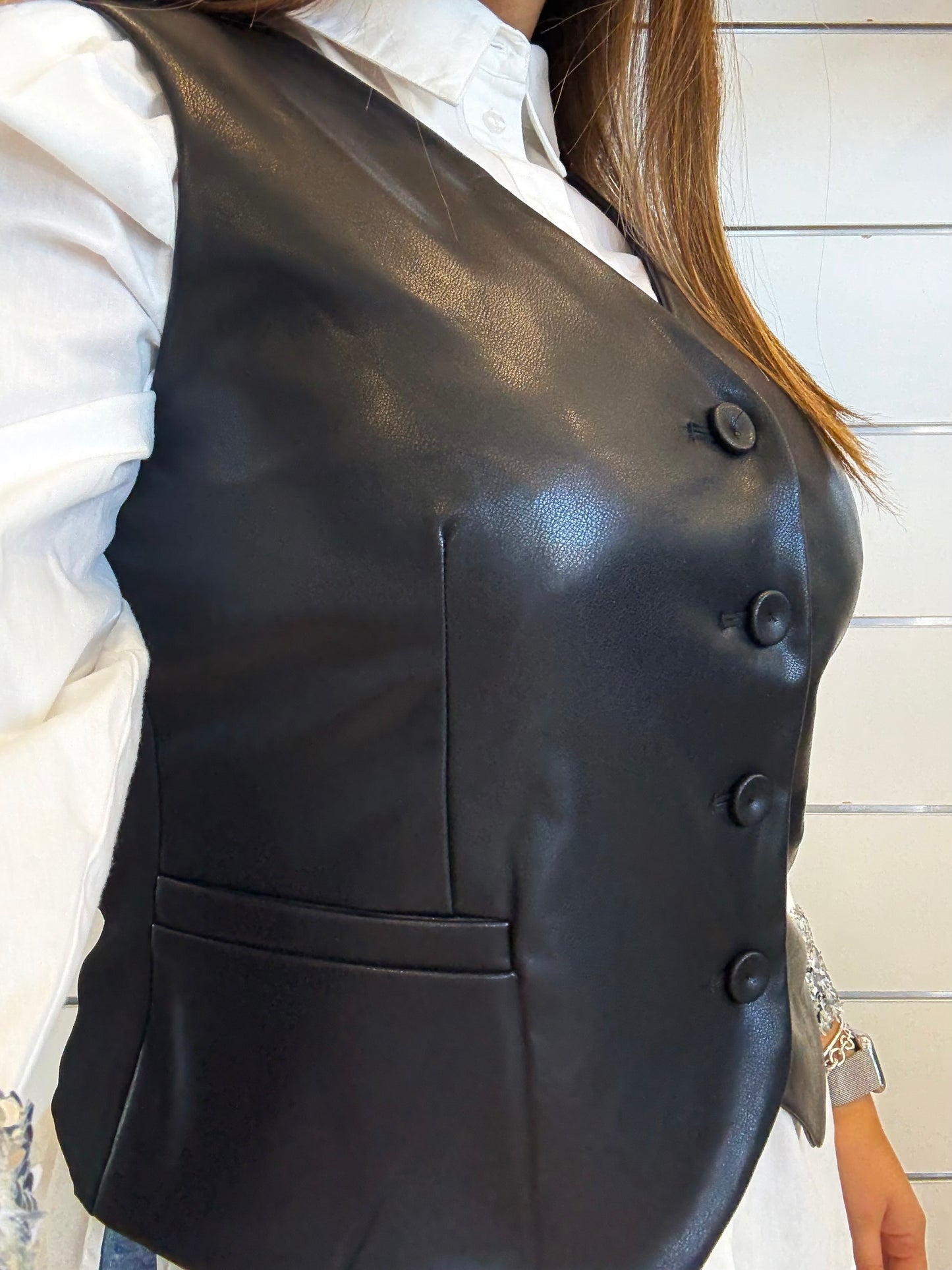 Gilet corto in ecopelle nera di Molly Bracken, con abbottonatura e tasche laterali