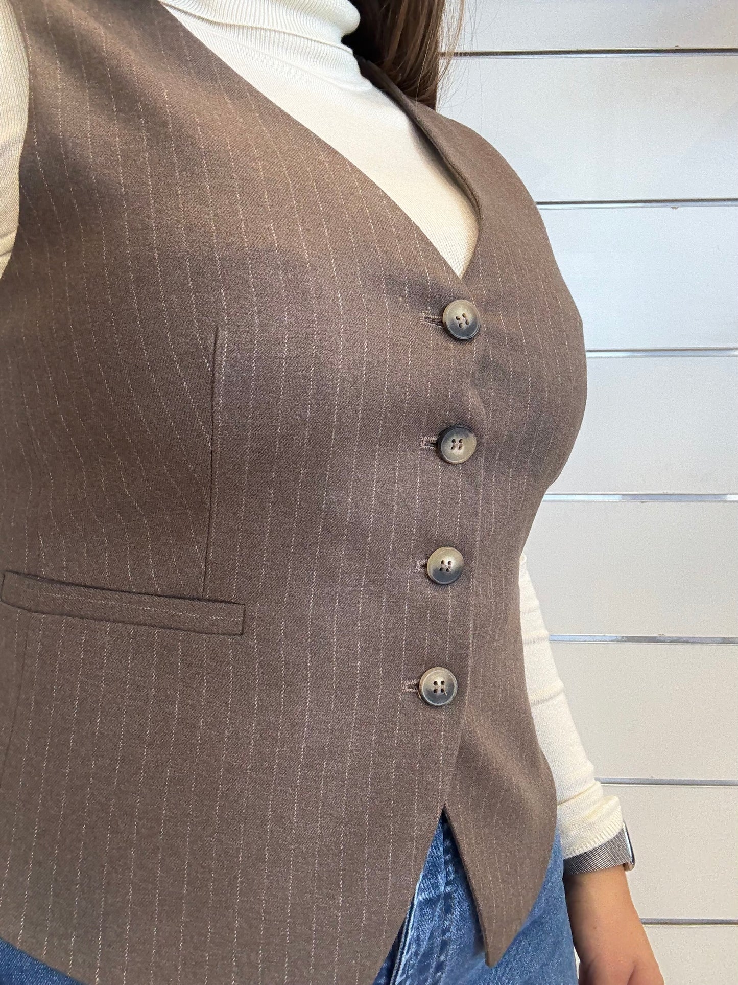 Gilet gessato ECO marrone con bottoni e tasca, ideale per un look elegante e sofisticato