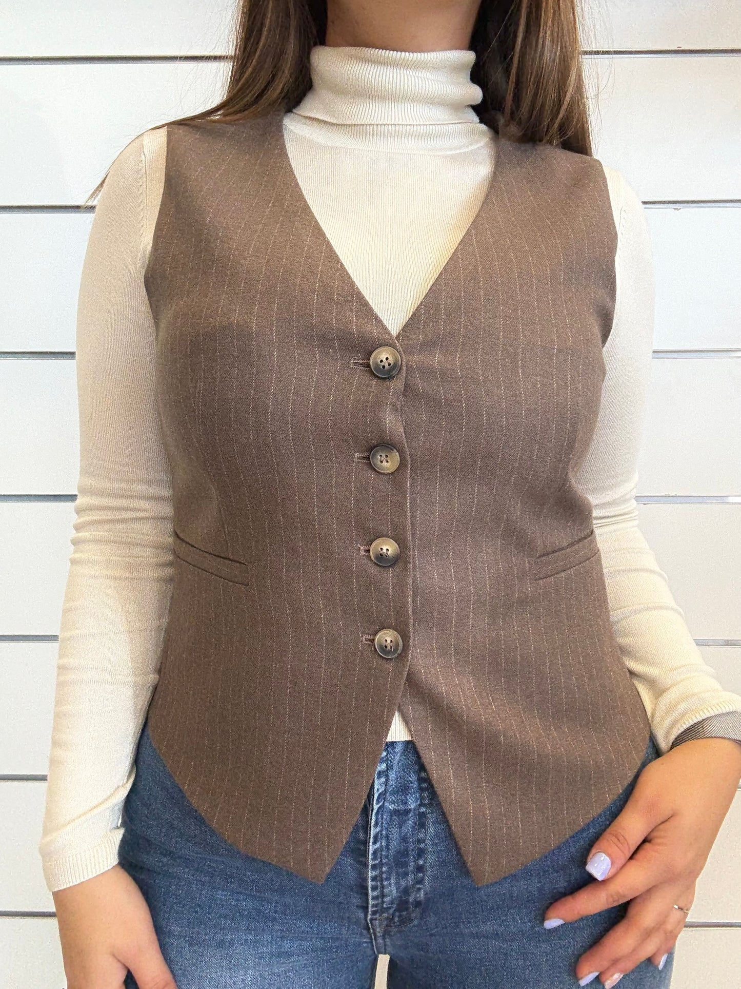 Gilet gessato ECO marrone con bottoni, ideale per outfit eleganti e casual