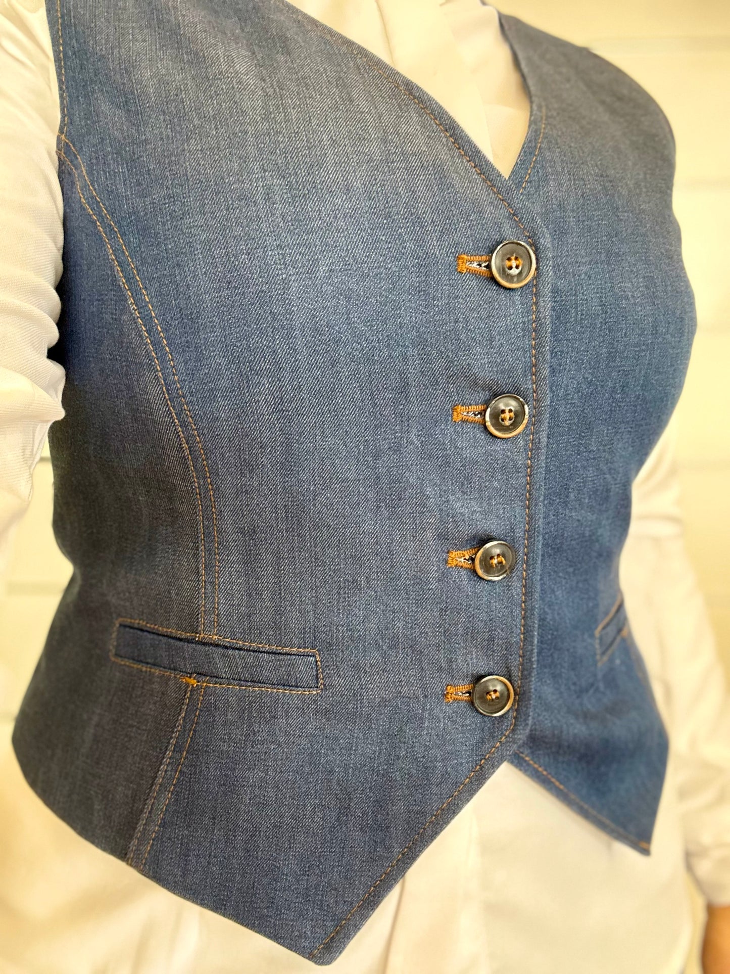 Gilet in denim ECO con quattro bottoni e tasche laterali, elegante e versatile per ogni look