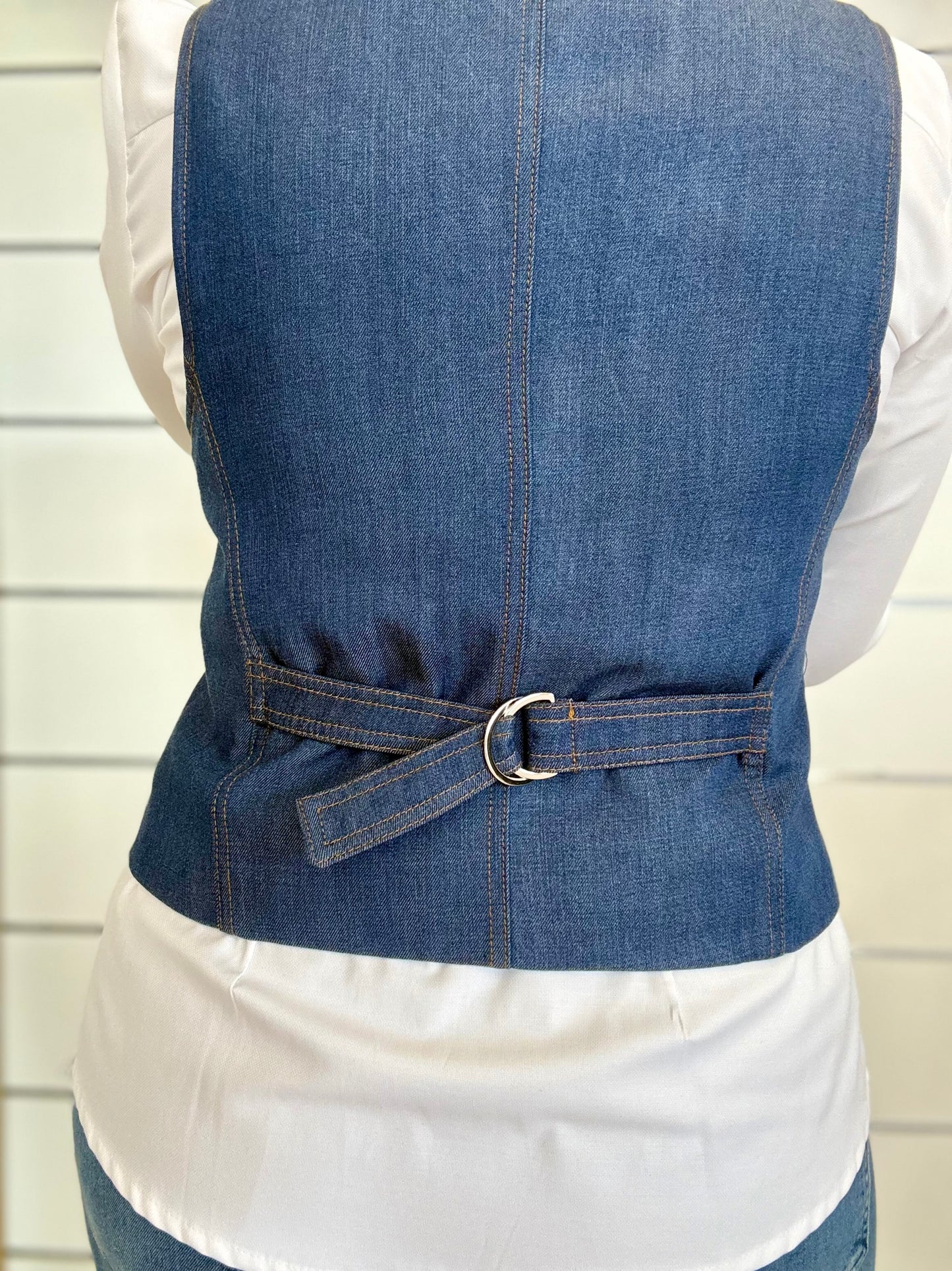Gilet in denim ECO con design elegante e cintura regolabile per un look raffinato