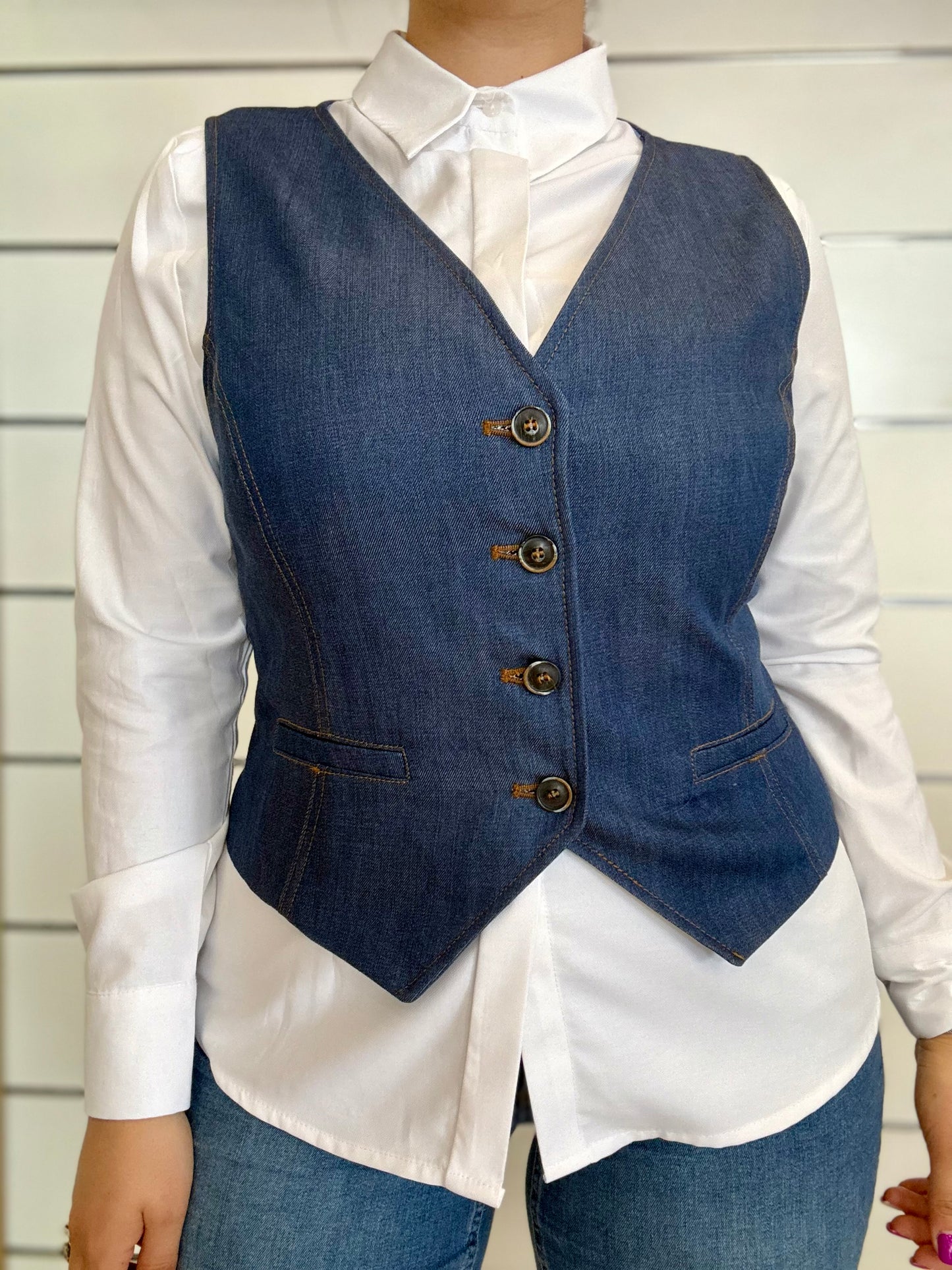 Gilet in denim ECO blu con bottoni e tasche, abbinato a camicia bianca