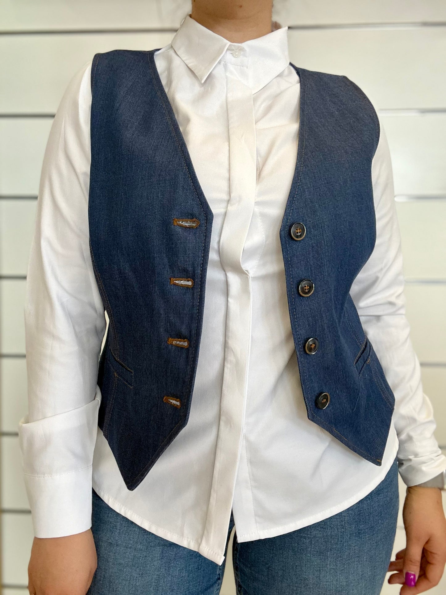 Gilet in denim ECO con bottoni per un look casual e alla moda, abbinato a camicia bianca