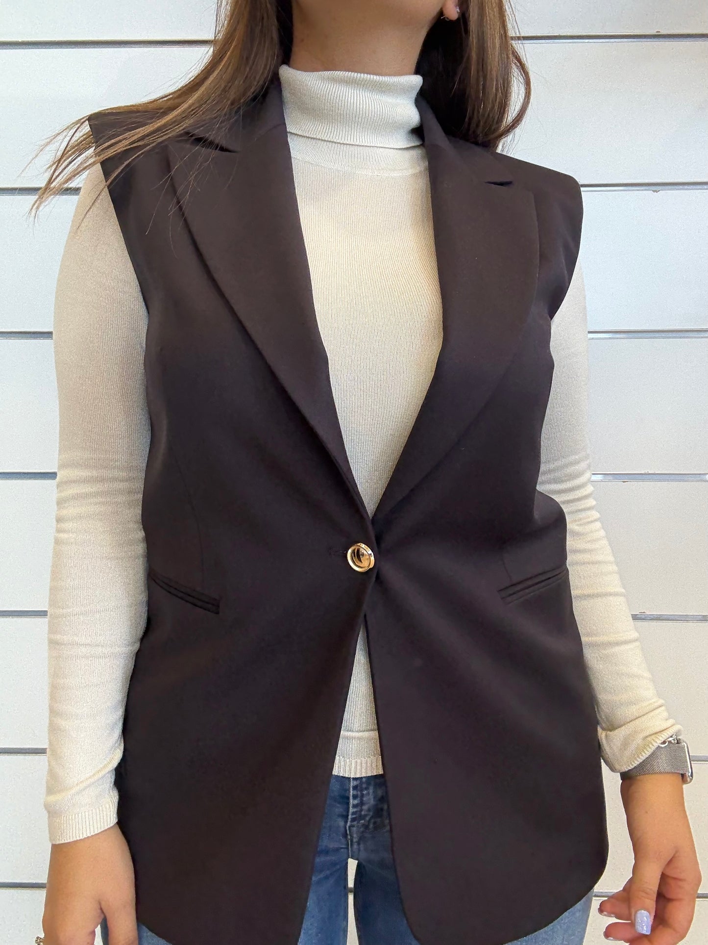 Gilet lungo da donna con bottone dorato in marrone, ideale per outfit eleganti e casual