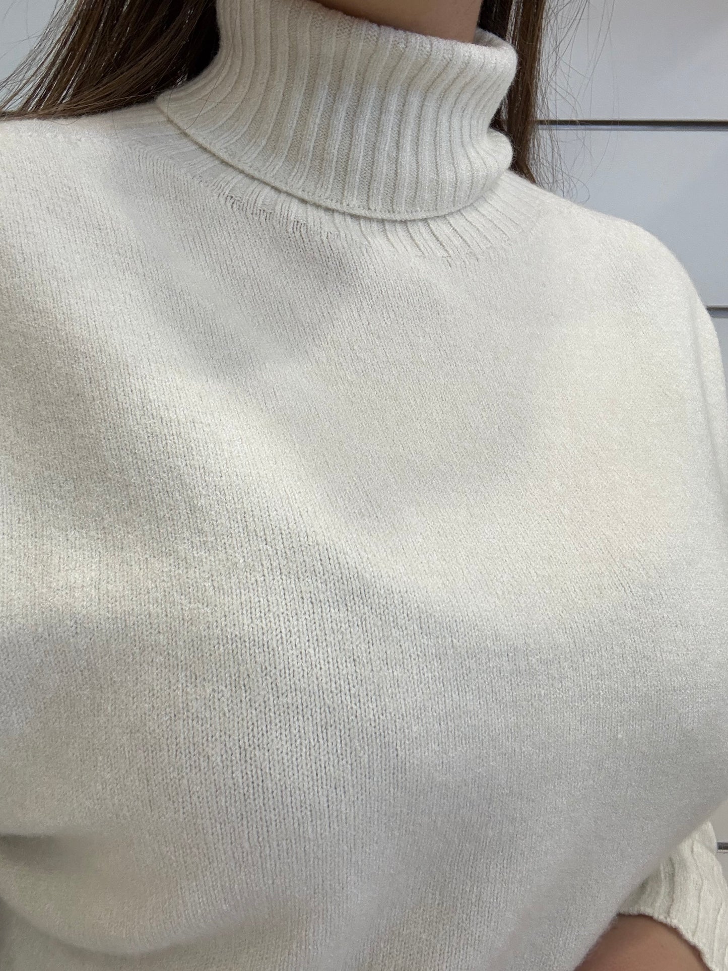Golfino bianco di ECO con collo alto, ideale per un look elegante e caldo