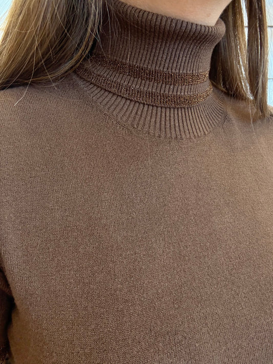 Golfino cioccolato a collo alto con manica corta in morbido tessuto per un look elegante e confortevole