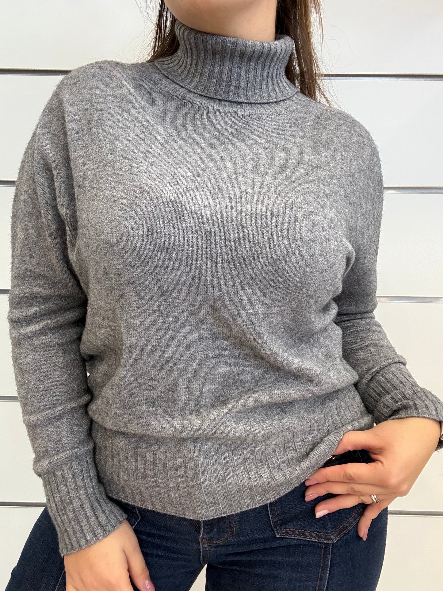 Golfino grigio con colletto alto in morbido tessuto per un comfort elegante