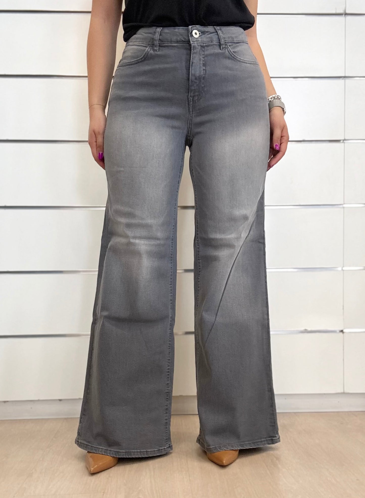 Jeans a gamba larga grigi di ICHI, con design moderno e vestibilità comoda per un look elegante